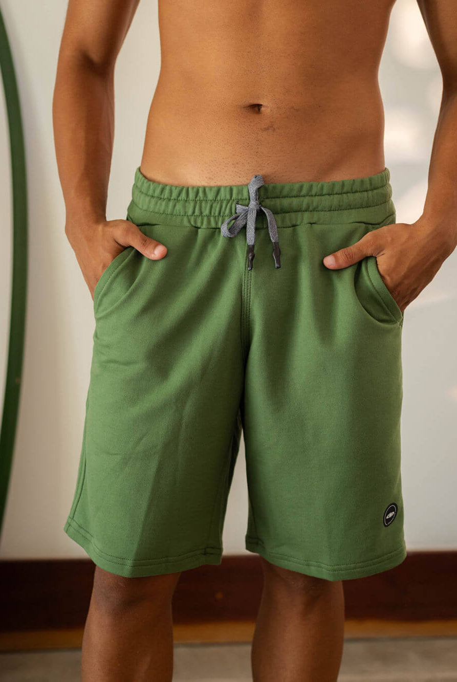 Bermuda Moletom Basic Verde da Greenish com bolso lateral e cadarço, ideal para conforto e estilo em dias de meia estação.