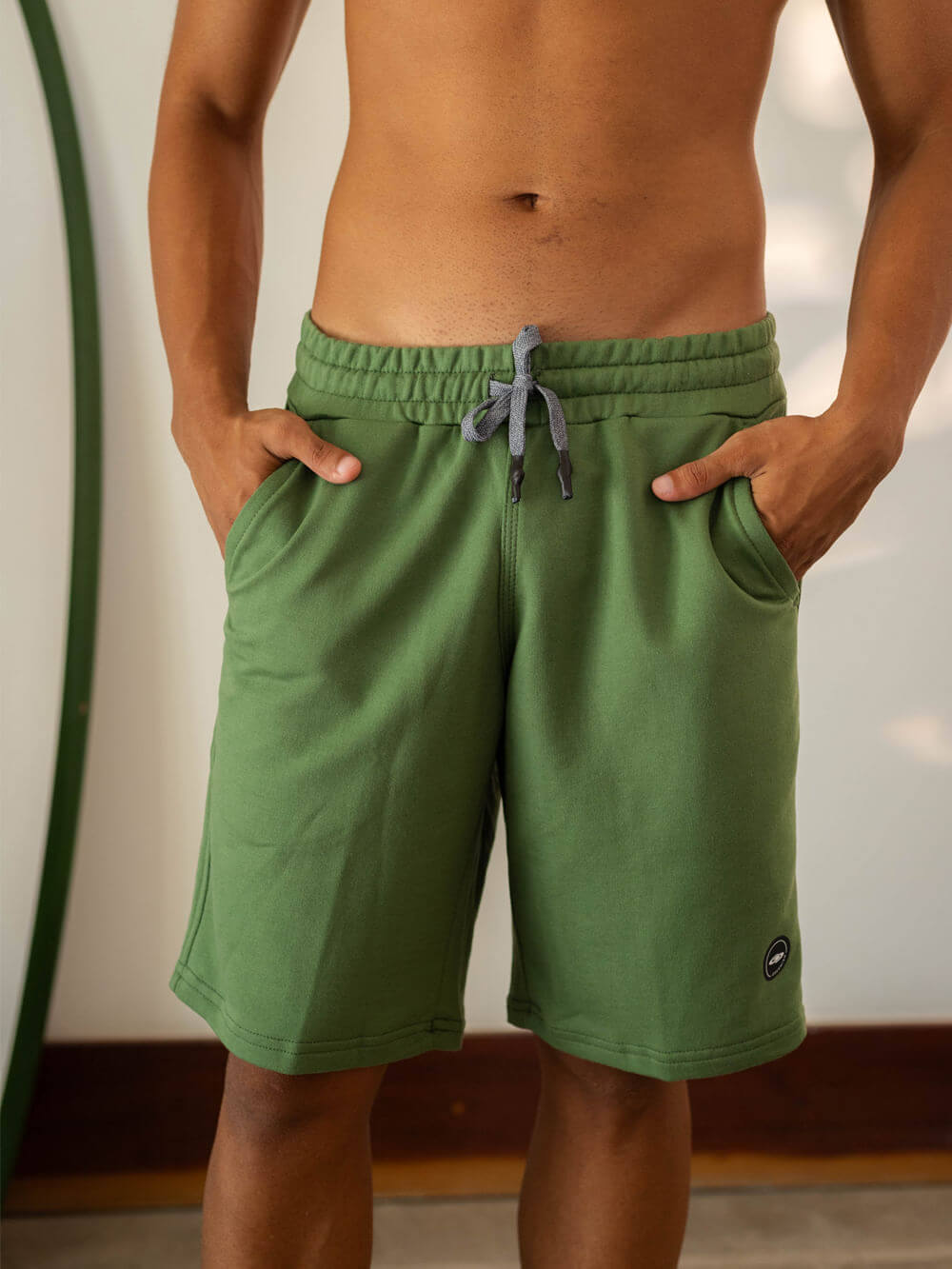 Bermuda Moletom Basic Verde da Greenish com bolso lateral e cadarço, ideal para conforto e estilo em dias de meia estação.