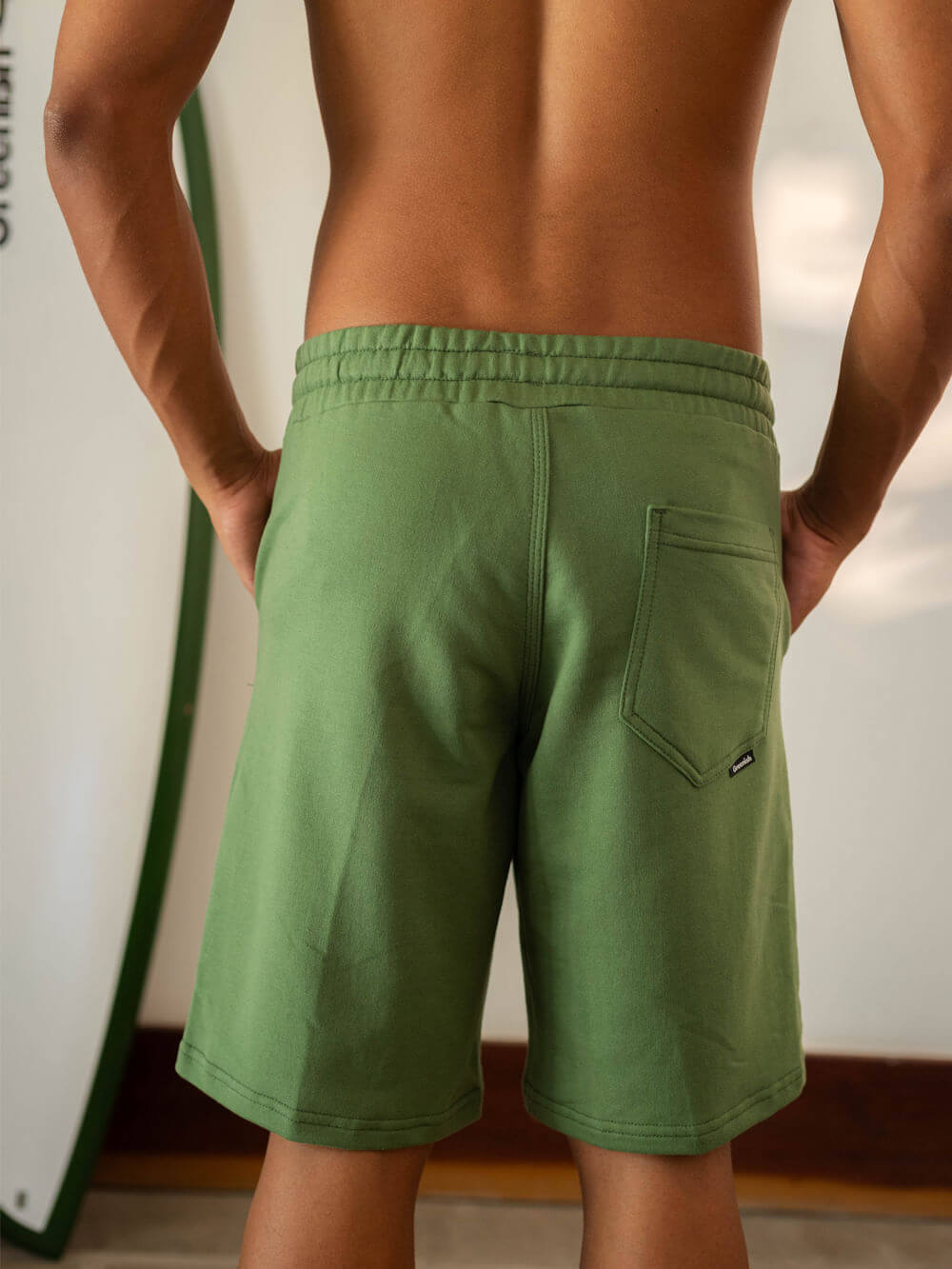 Bermuda moletom verde Greenish com bolso e cintura elástica, ideal para dias de meia estação.