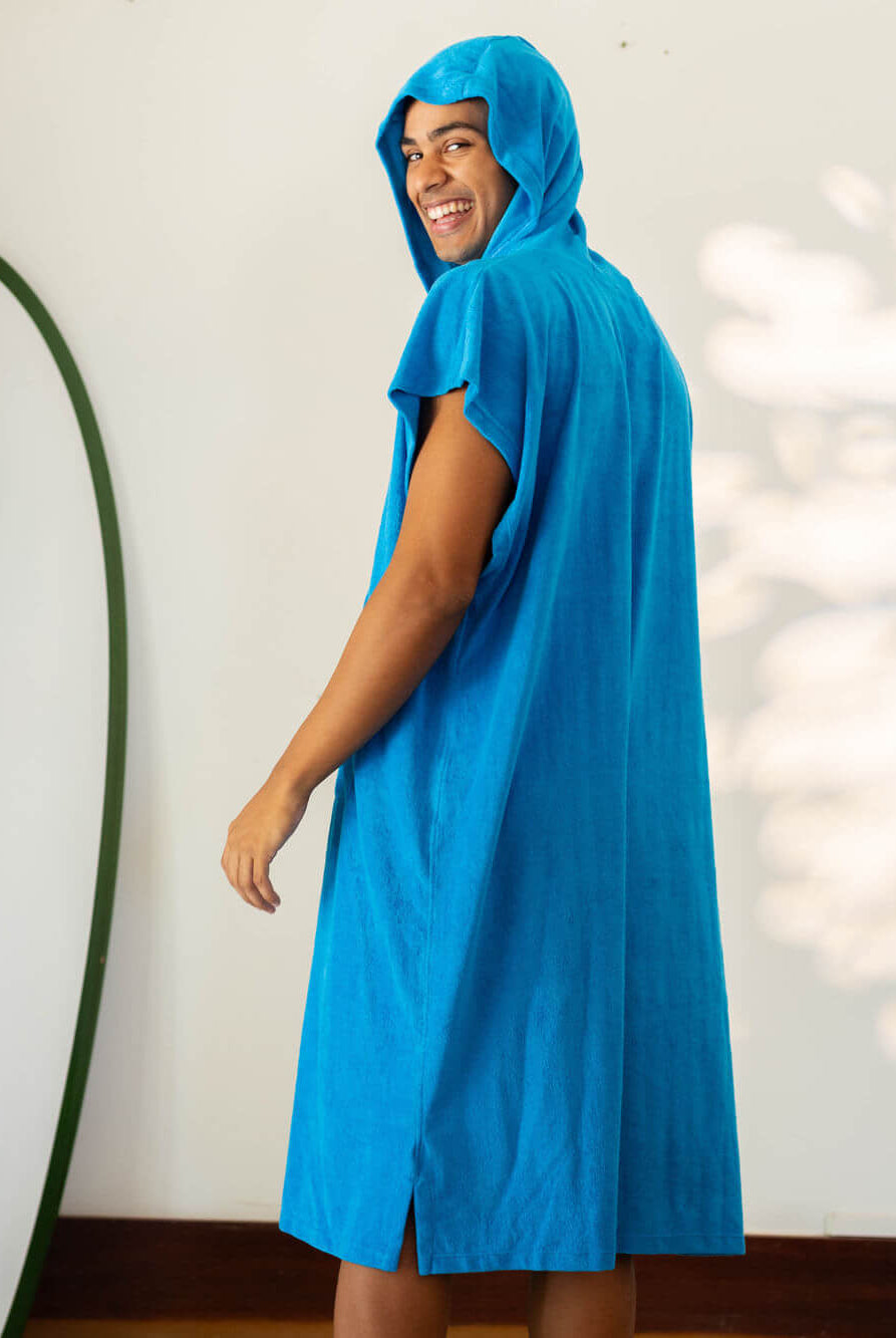 Poncho adulto azul da Greenish com capuz, ideal para praia e esportes aquáticos, oferecendo conforto e privacidade.