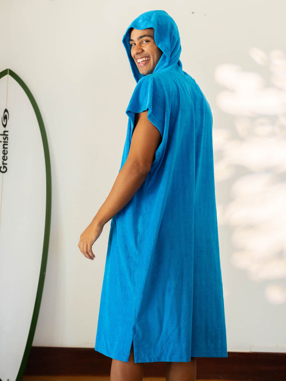 Poncho adulto azul da Greenish com capuz, ideal para praia e esportes aquáticos, oferecendo conforto e privacidade.