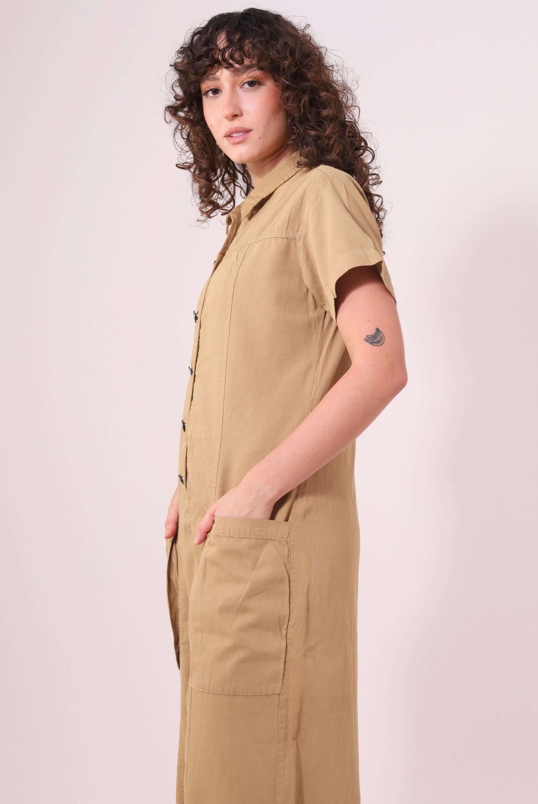 Macacão Ivy Bege da Greenish em sarja 100% algodão com estilo utilitário e conforto, ideal para todas as ocasiões do dia.