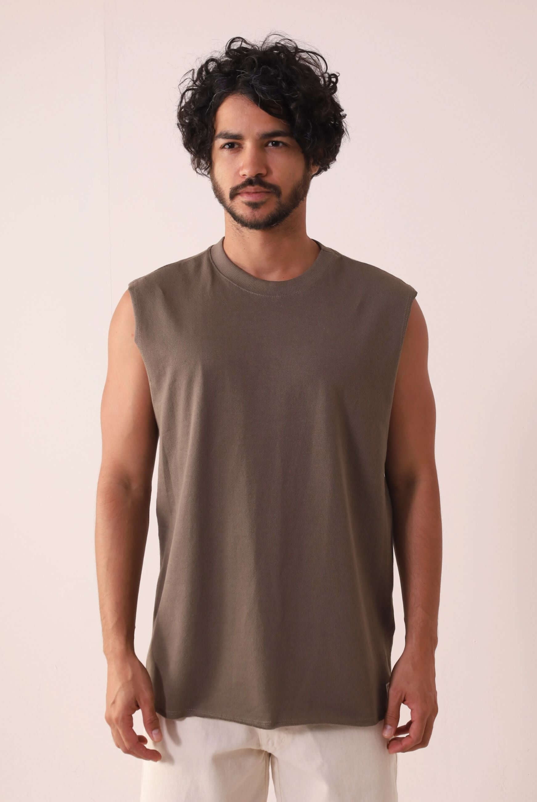 Homem vestindo Regata Larga Waves - Verde Escuro da marca Greenish, confortável e casual para rotinas ao ar livre.