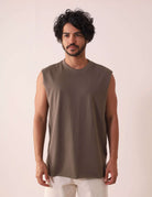 Homem vestindo Regata Larga Waves - Verde Escuro da marca Greenish, confortável e casual para rotinas ao ar livre.