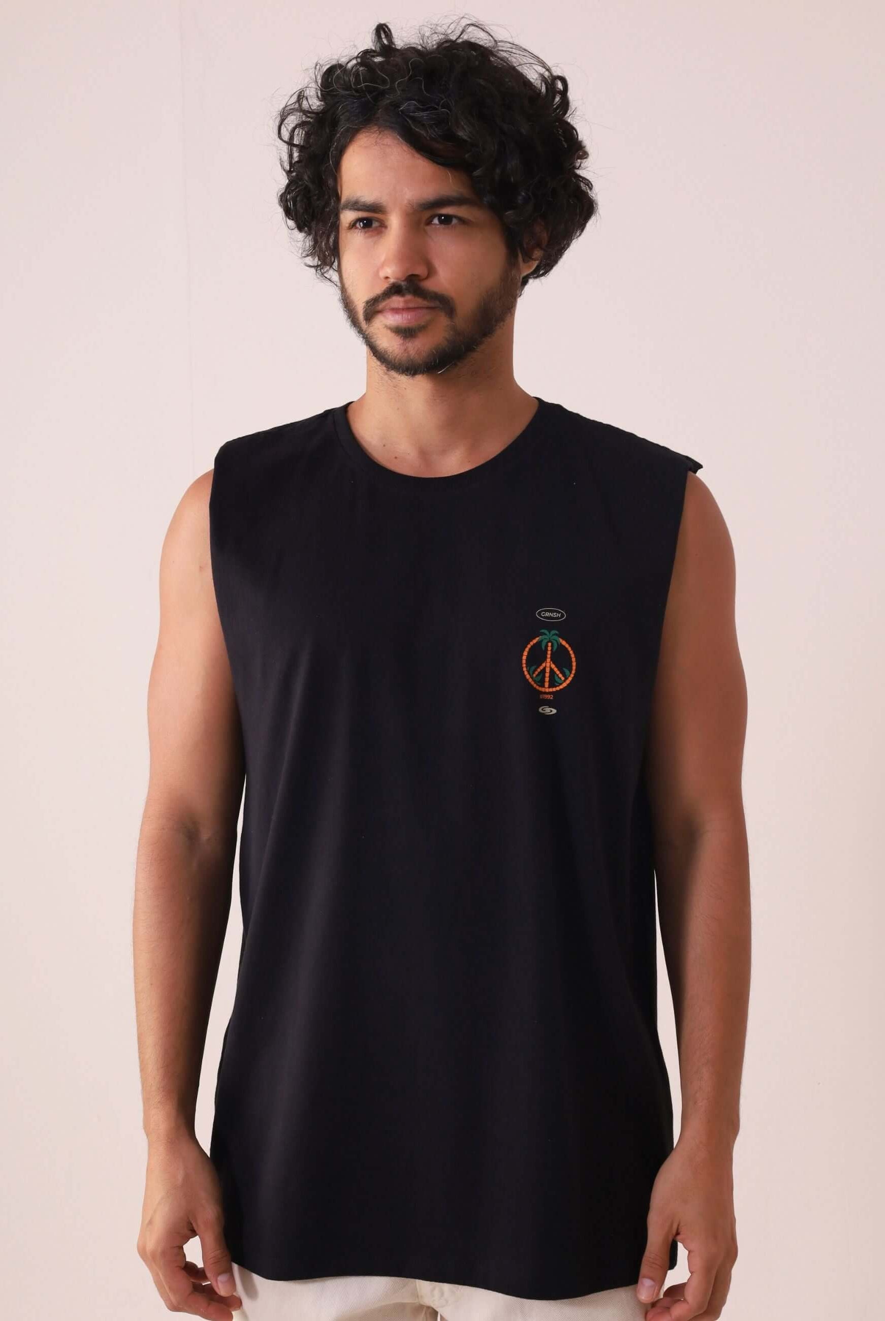 Homem vestindo Regata Make Friends - Preto da Greenish em algodão com detalhes em silk vibrante, ideal para dias de sol e movimento.