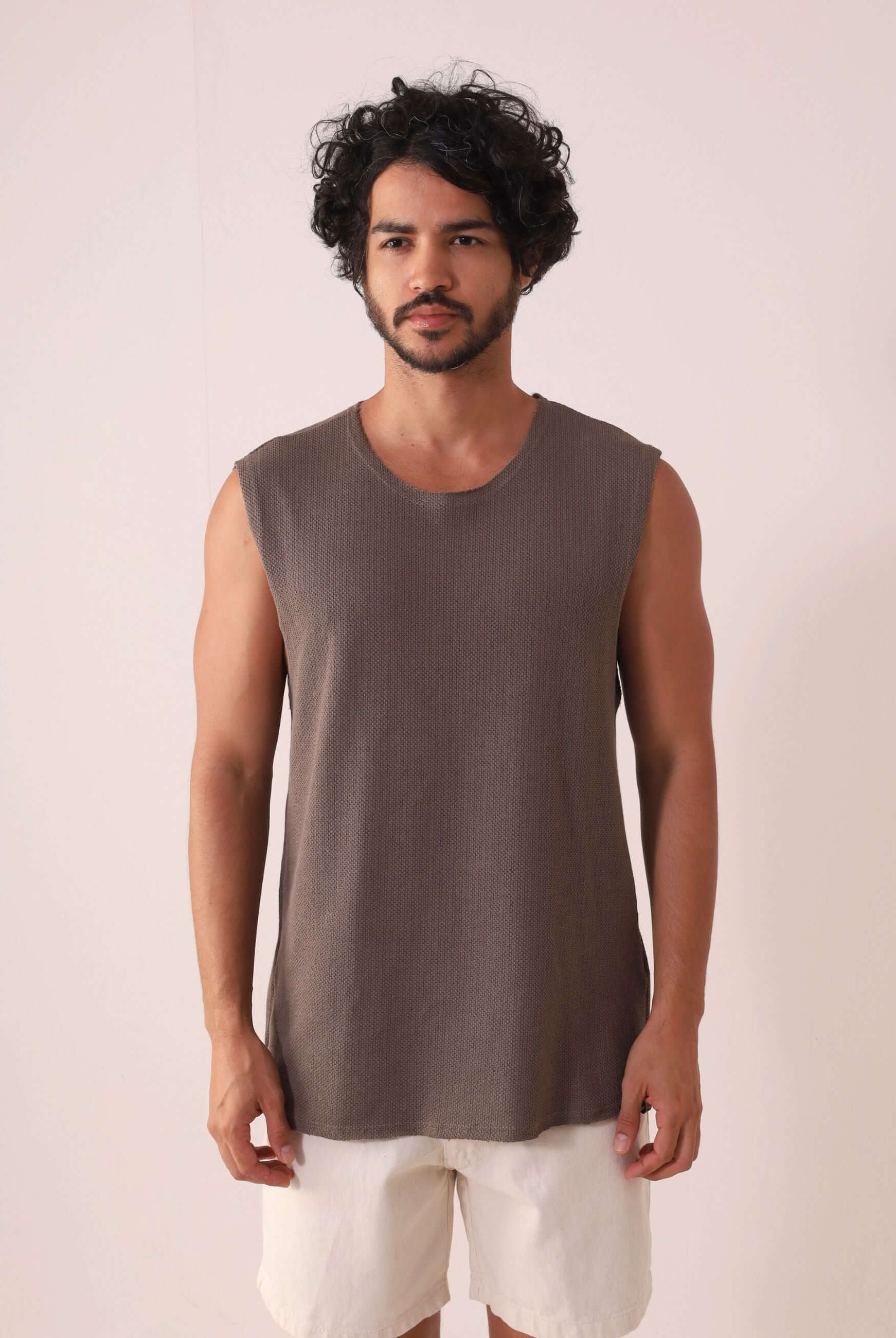 Regata Maré - Verde Escuro da Greenish, design minimalista com modelagem ampla, conforto e autenticidade para dias de céu aberto.