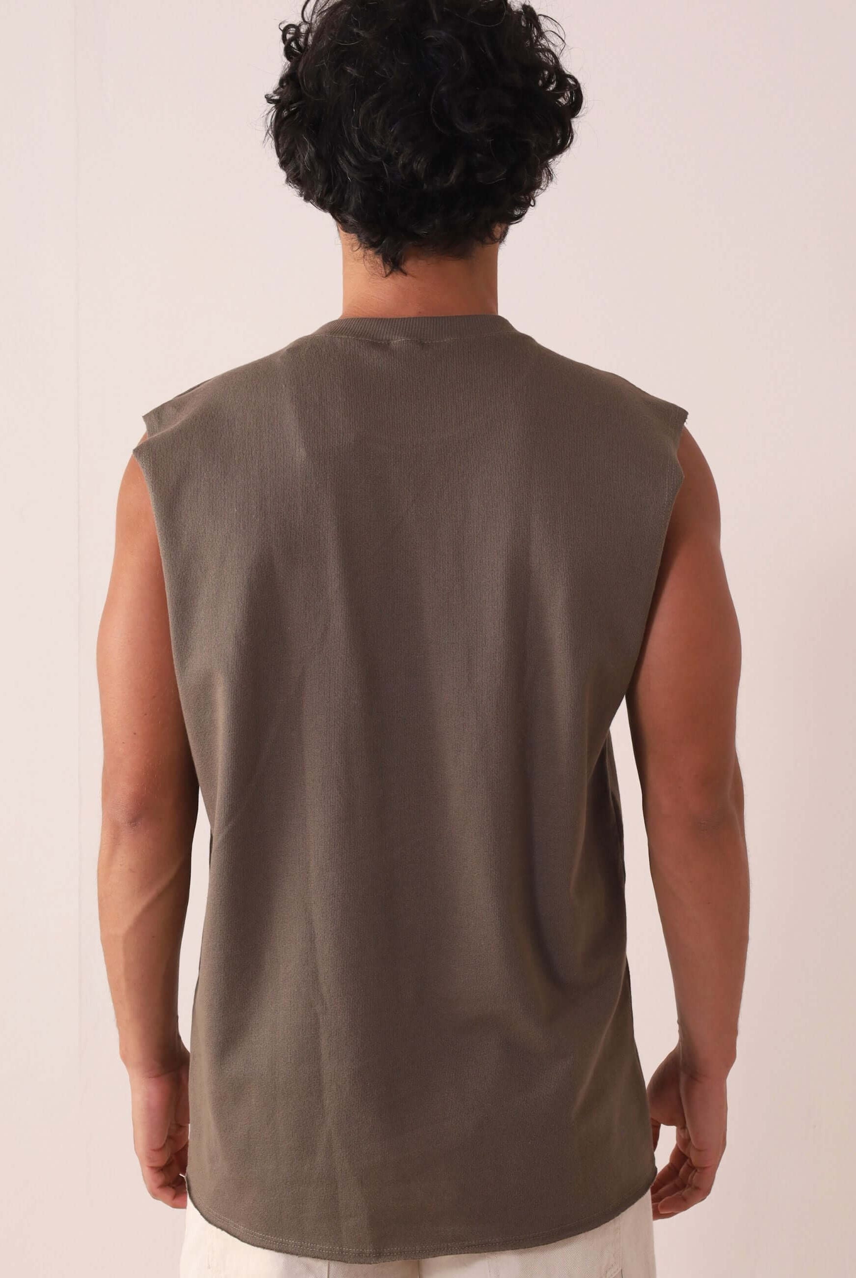 Moda masculina Greenish: REGATA LARGA WAVES - VERDE ESCURO, modelagem ampla, 100% algodão, conforto diário ao ar livre.