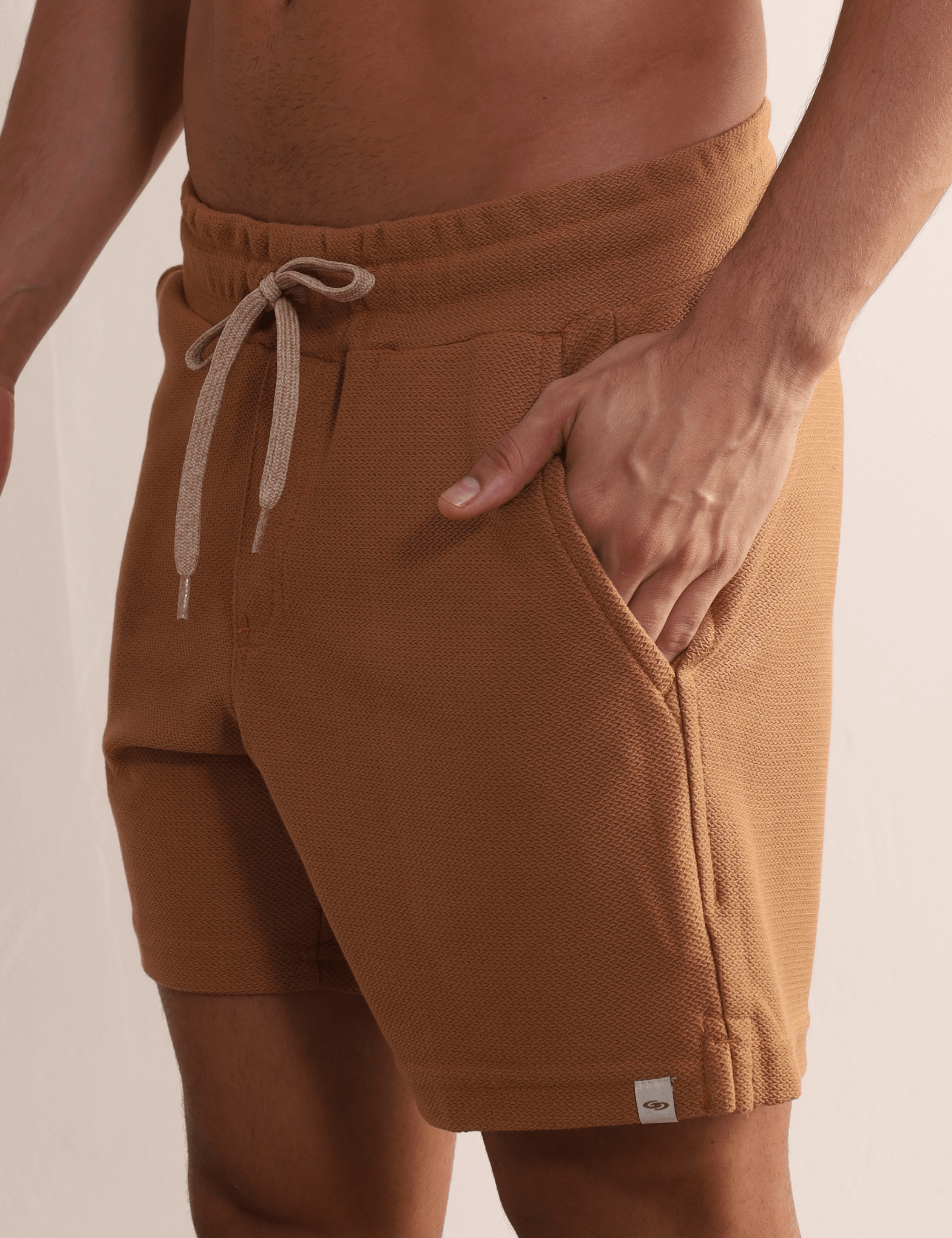 Alt Tag: Short Moletom Artisan caqui da Greenish, destacando conforto e estilo casual, ideal para momentos relaxantes à beira-mar.