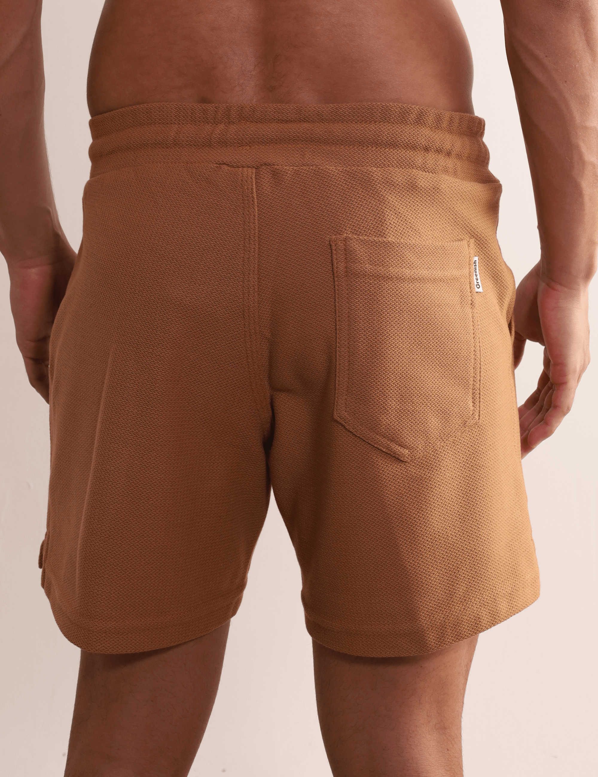 Short Moletom Artisan caqui com ajuste confortável da Greenish, perfeito para estilo casual e conforto diário.