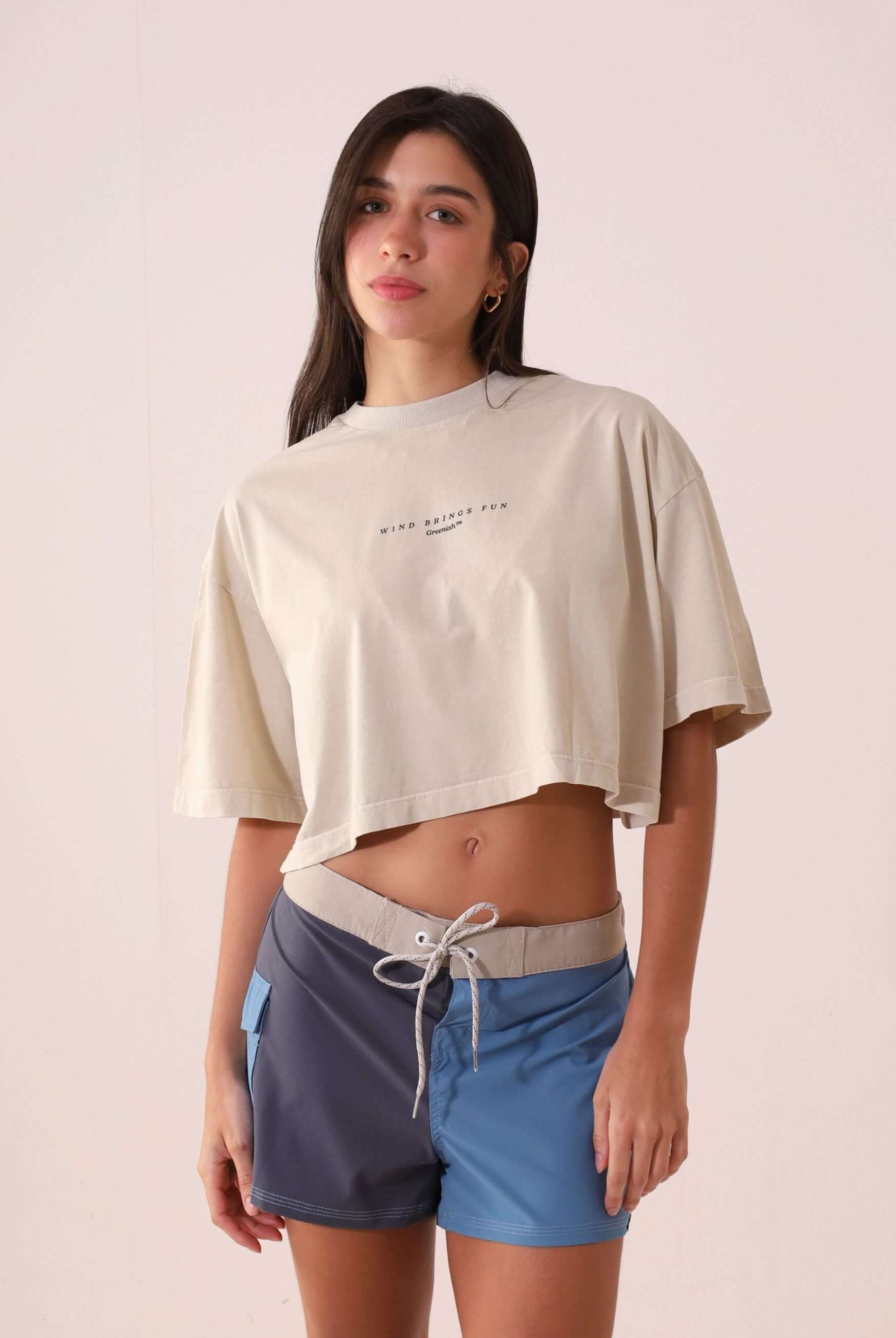 Modelo vestindo o SHORT SPORT TALITA - AZUL da marca Greenish. Shorts esportivos azuis com design confortável, ideal para atividades físicas.