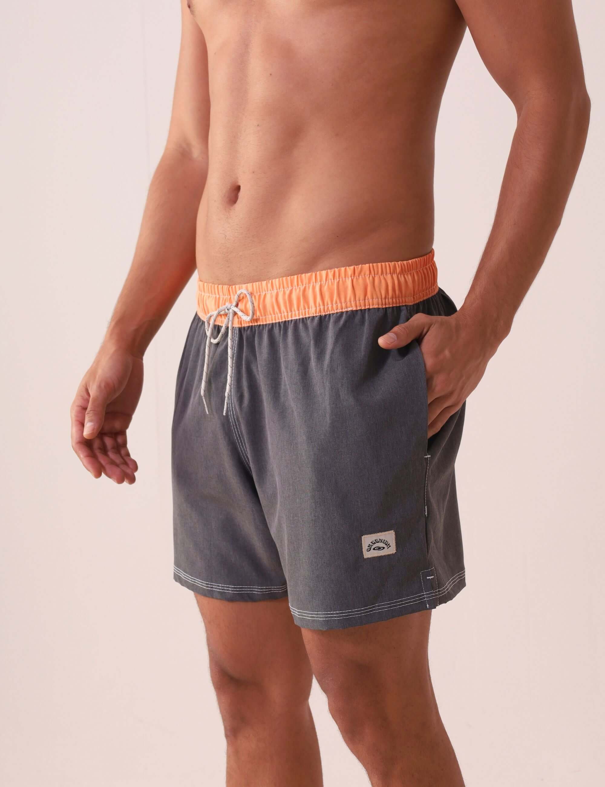 Homem vestindo SHORT VÔLEY BLEND - GRAFITE da Greenish com cós colorido e costura branca contrastante, ideal para conforto e estilo.