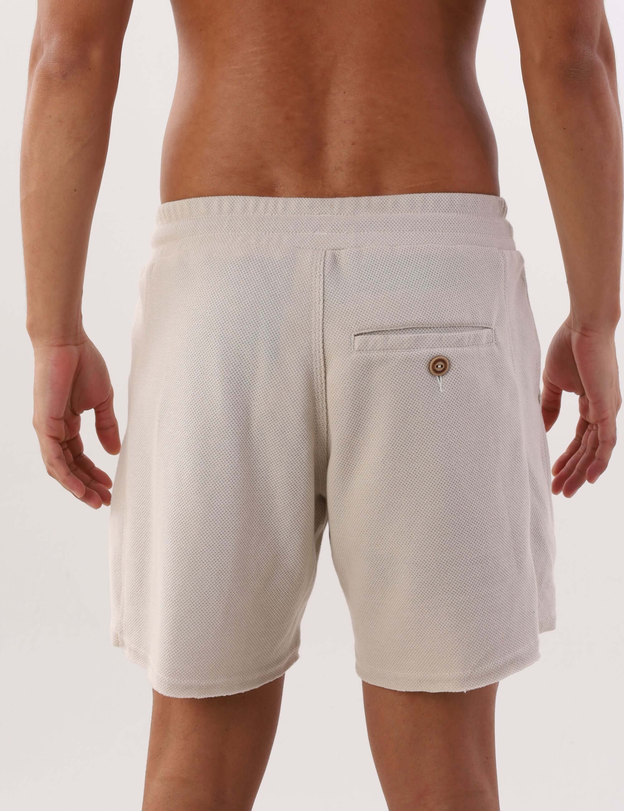 Short Moletom Easy - Natural da Greenish com caimento leve, cós ajustável e bolso faca, ideal para estilo urbano e conforto.
