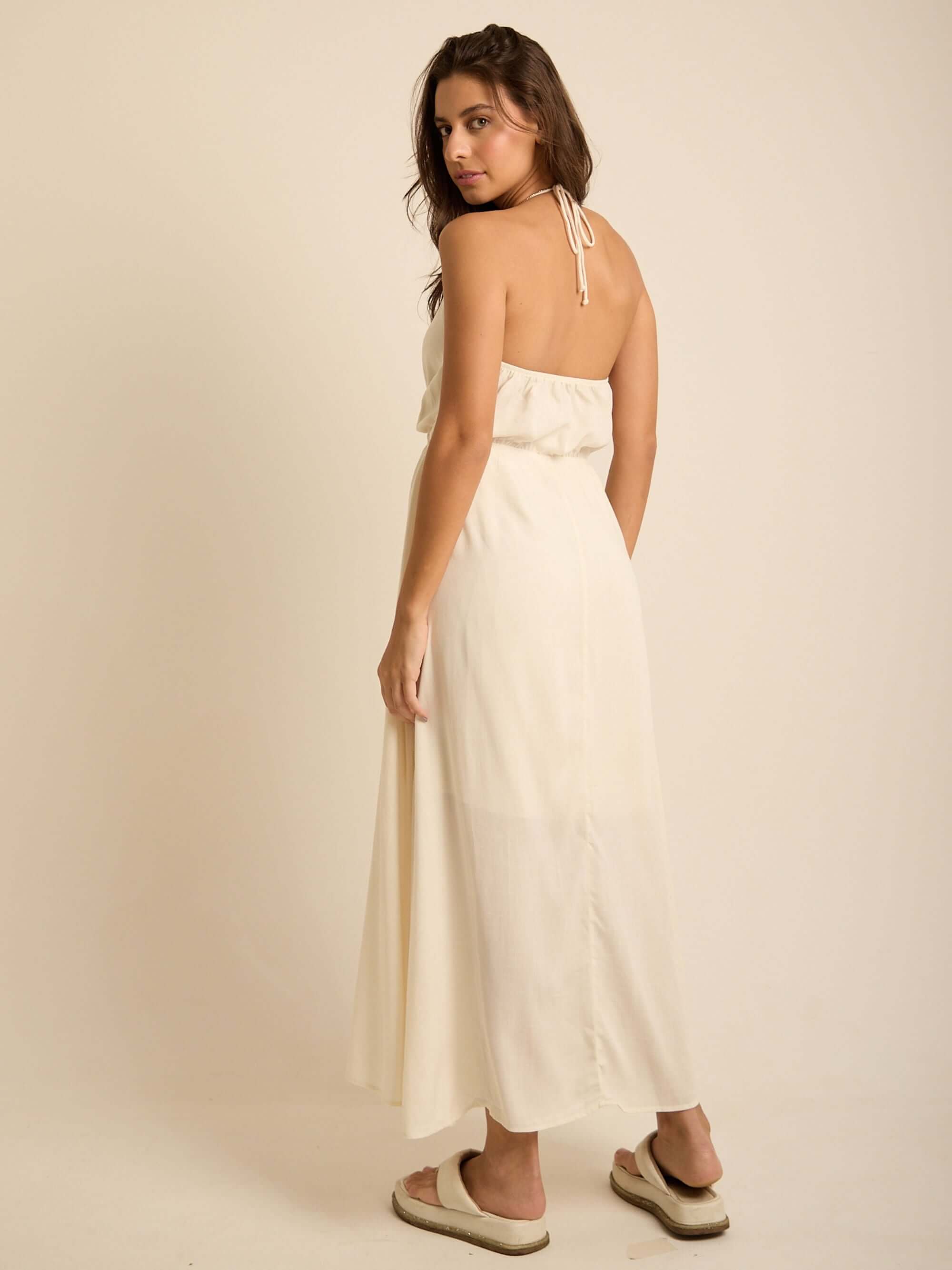 Vestido midi Seaside off white da marca Greenish, com caimento soltinho e amarração no pescoço.