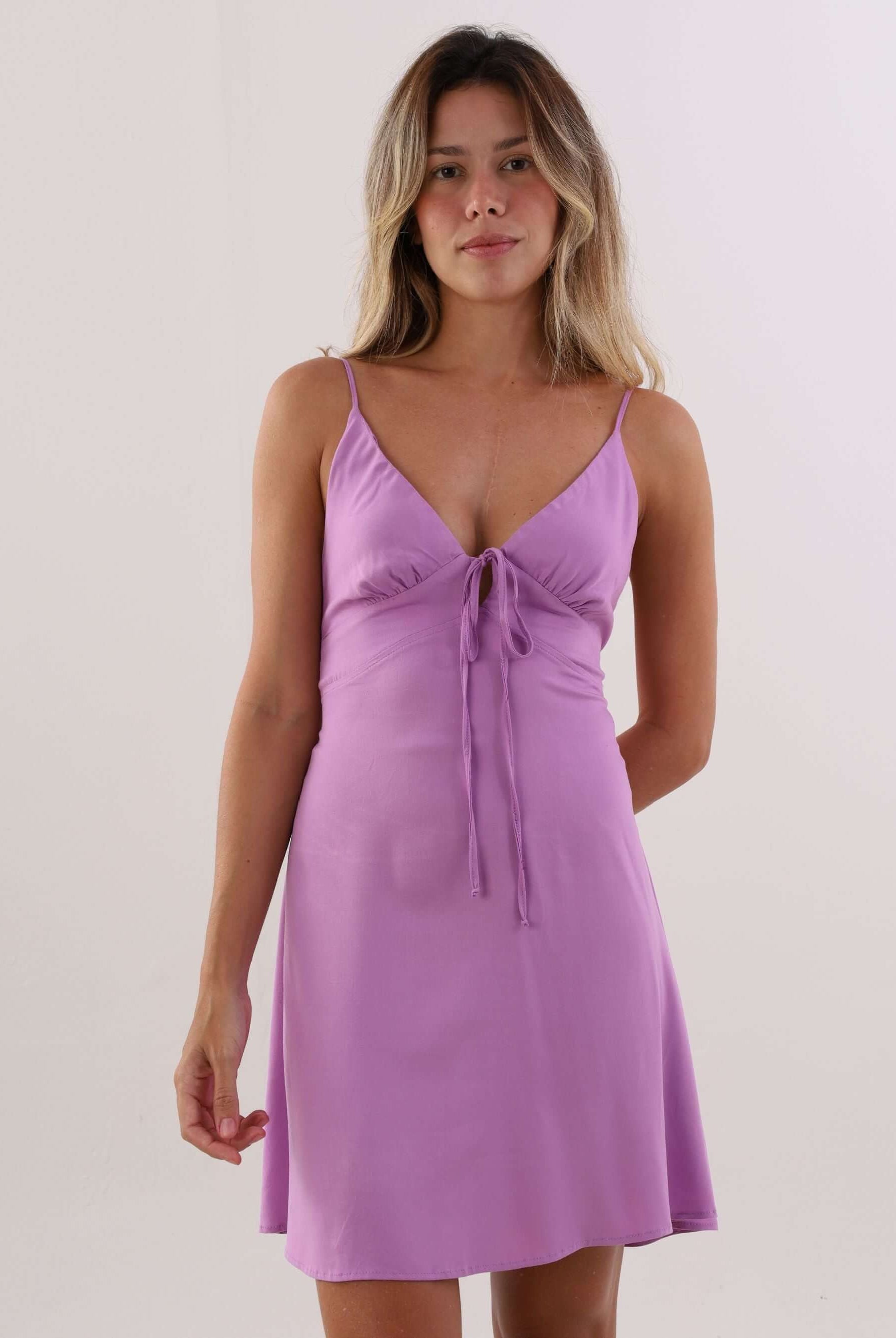 Vestido Vicky New Lilás da Greenish, modelo de verão, com alças finas e detalhe de amarração.