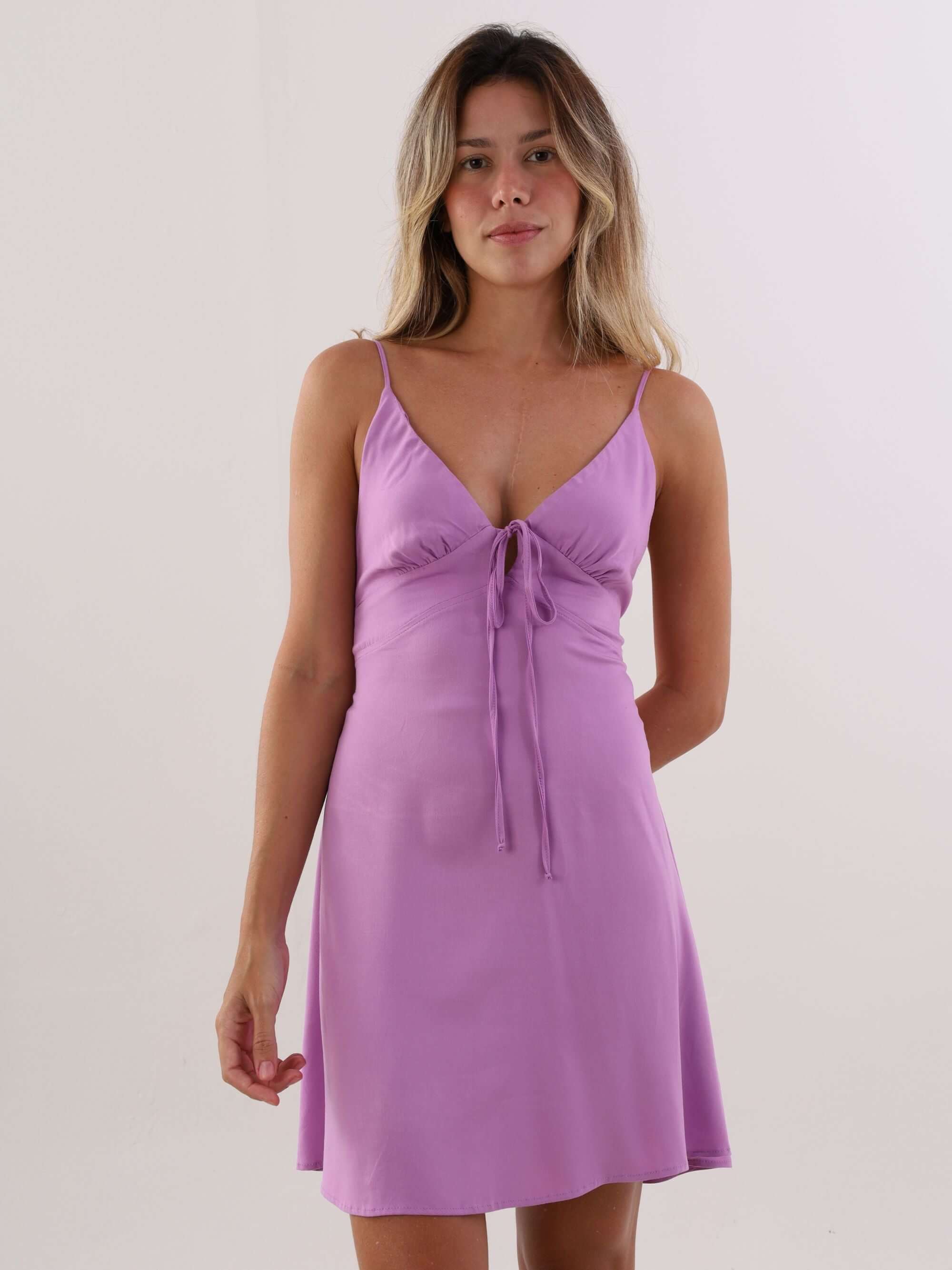 Vestido Vicky New Lilás da Greenish, modelo de verão, com alças finas e detalhe de amarração.