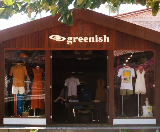 Loja Greenish com roupas coloridas em vitrine, destacando estilo e moda sustentável.