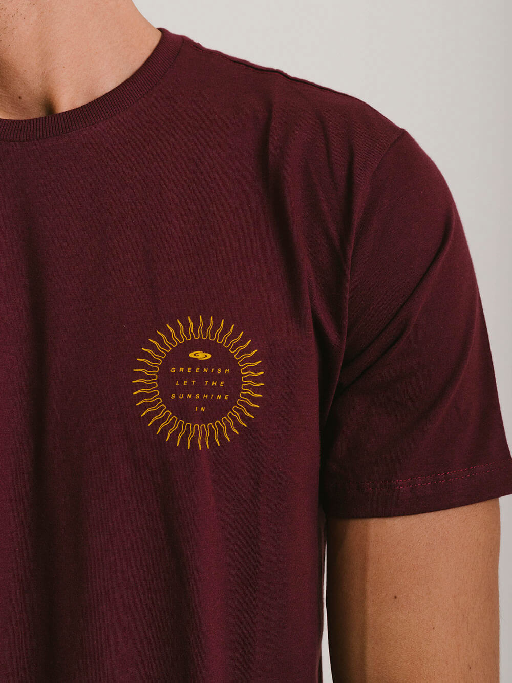 Camiseta bordô da Greenish com estampa de sol, modelagem clássica e tecido leve, ideal para conforto diário.