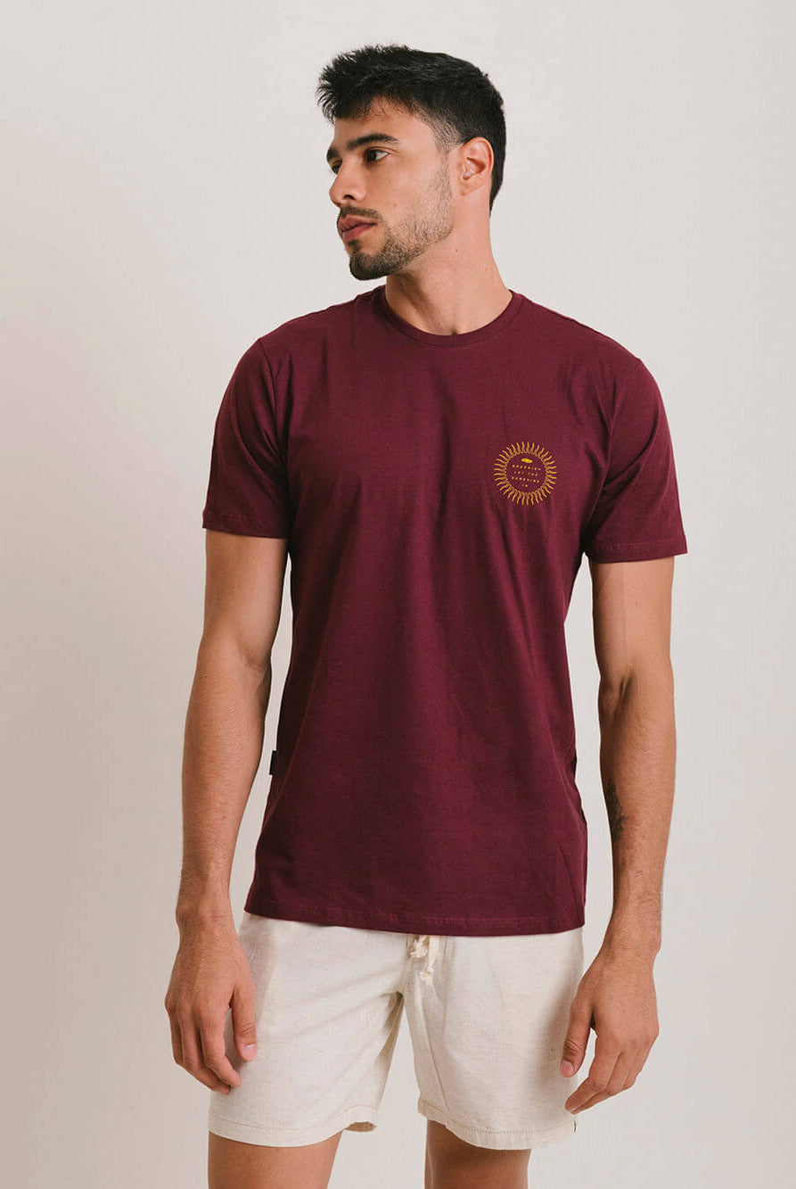 Camiseta bordô da Greenish com modelagem clássica, leve e confortável para uso diário.