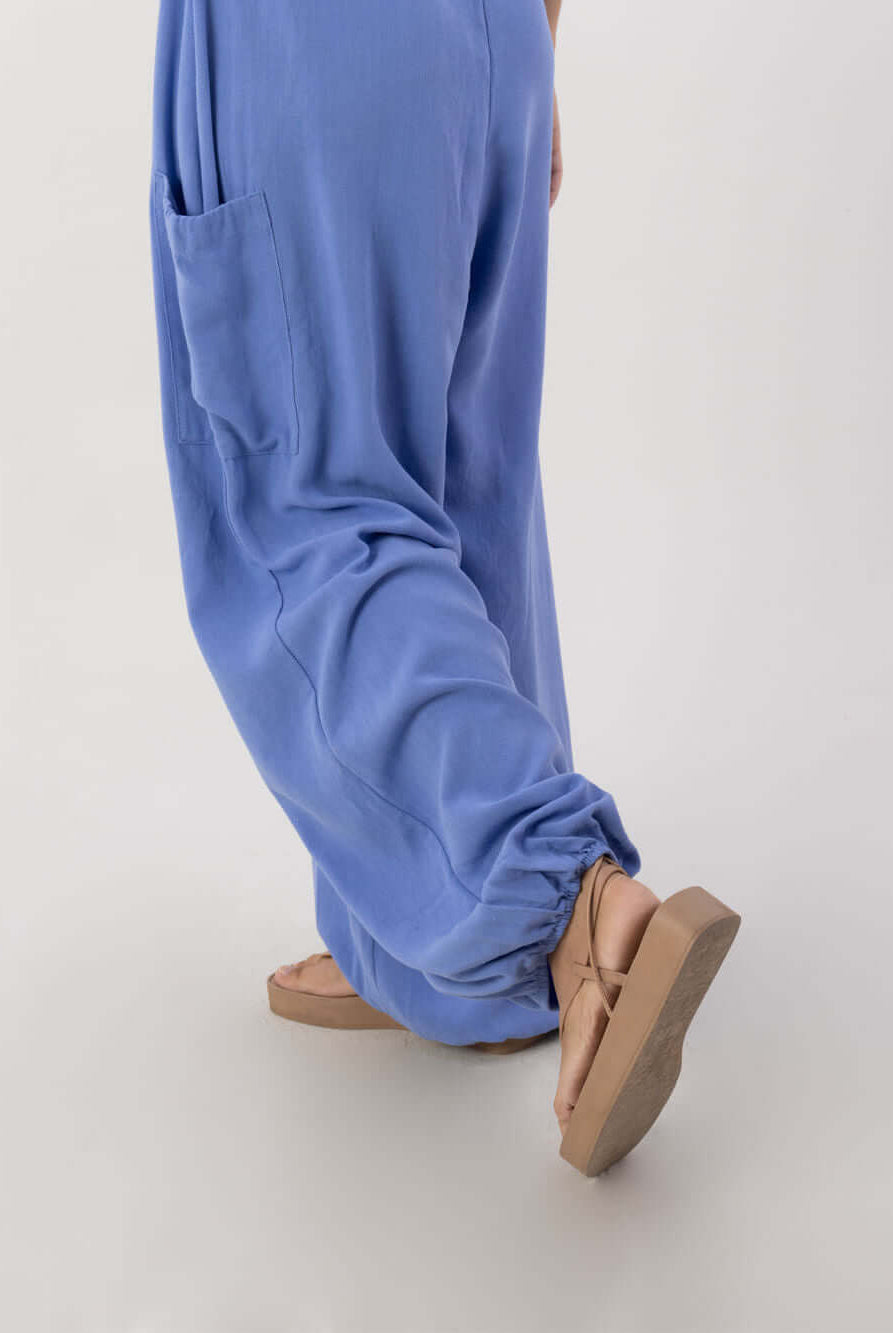 Macacão Ana - Azul da Greenish, modelagem confortável com detalhe de bolso e punho ajustado.