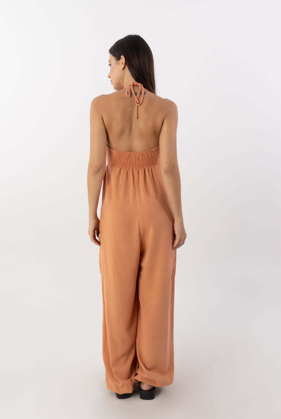 Macacão Ana Coral da Greenish, vista traseira. Confortável e estiloso, ideal para looks de verão.