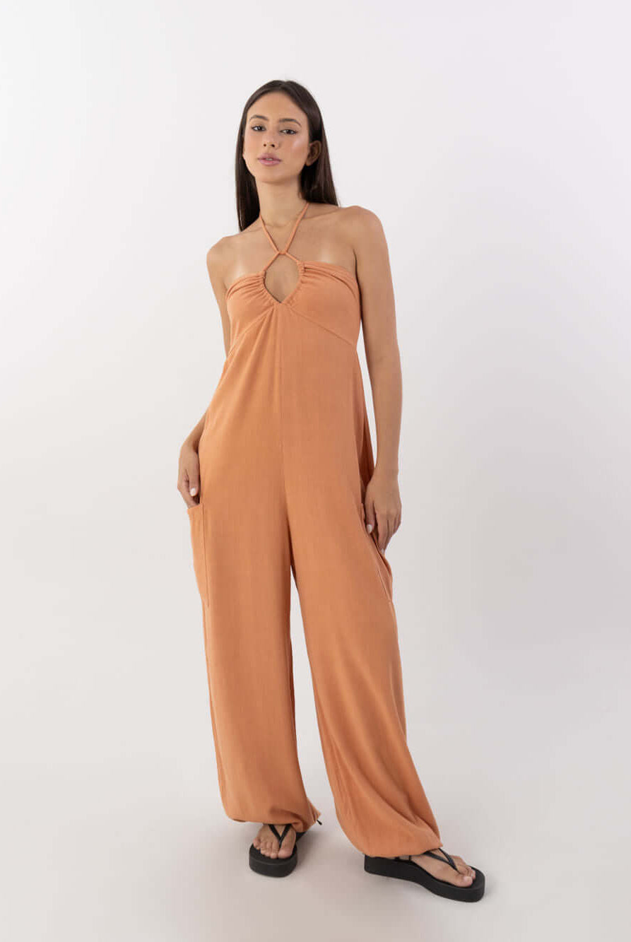 MACACÃO ANA coral da Greenish, perfeito para looks casuais e elegantes em qualquer ocasião.