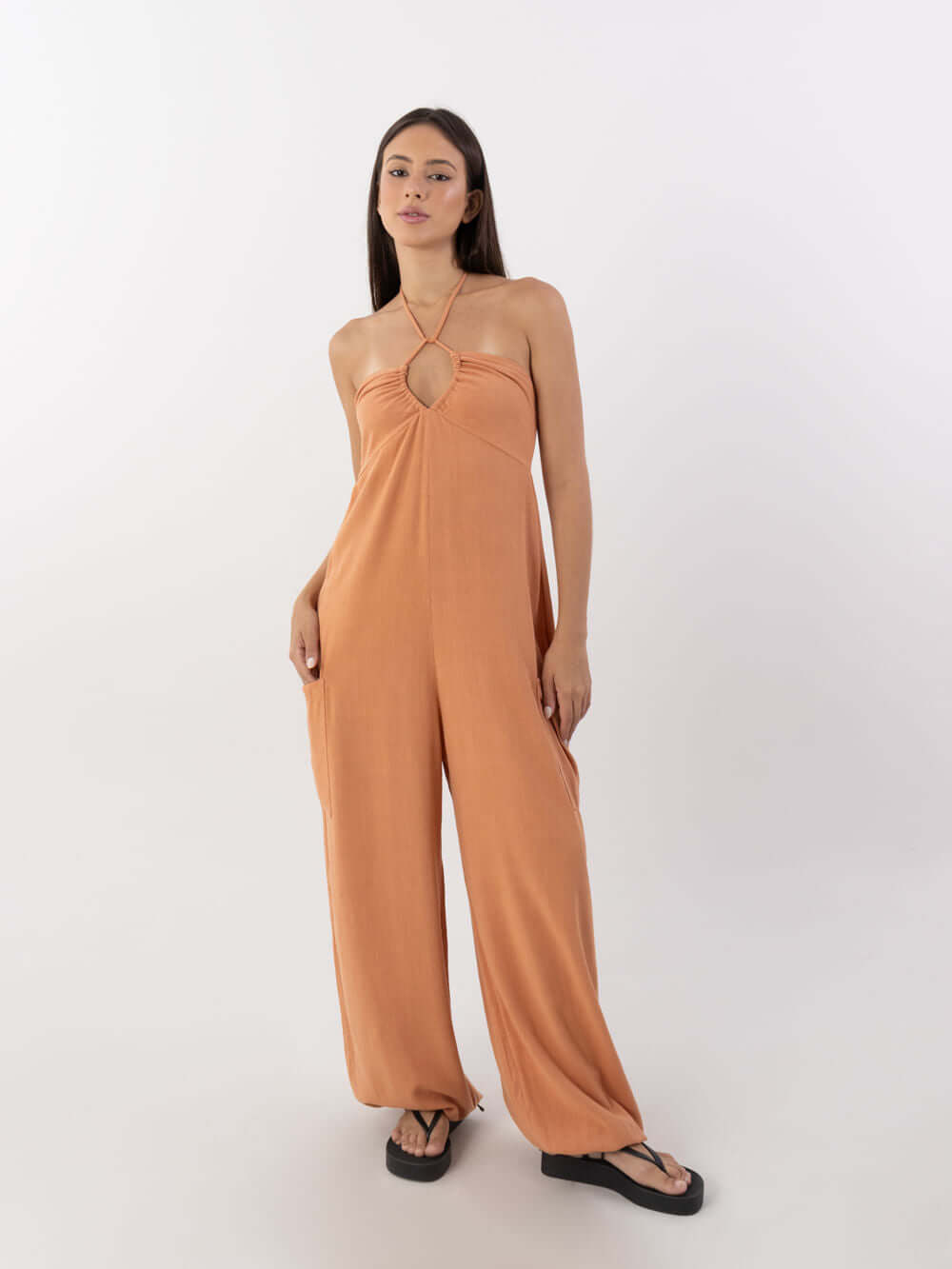 MACACÃO ANA coral da Greenish, perfeito para looks casuais e elegantes em qualquer ocasião.