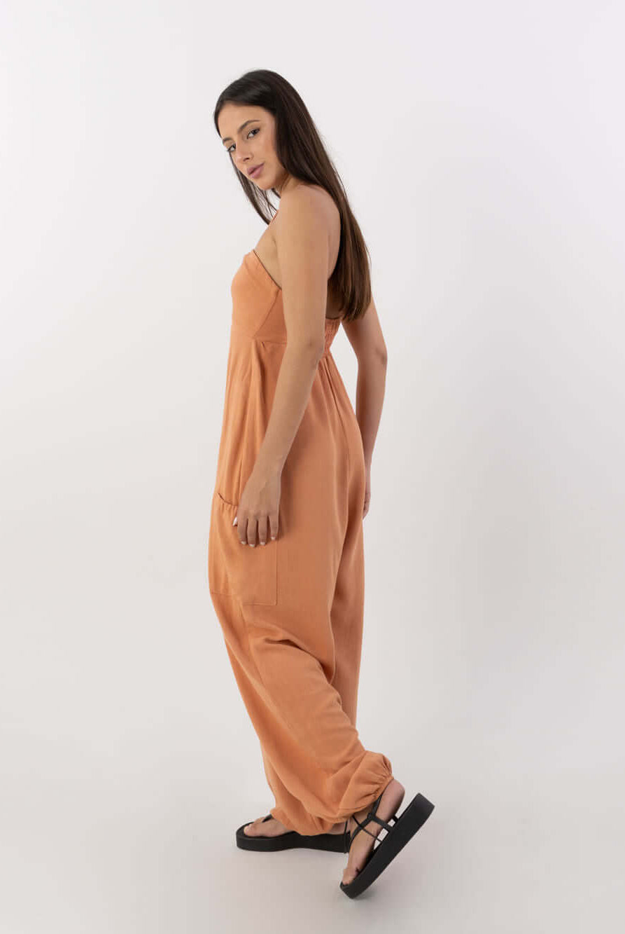 Macacão Ana na cor coral, modelo confortável da marca Greenish, ideal para looks casuais e femininos.