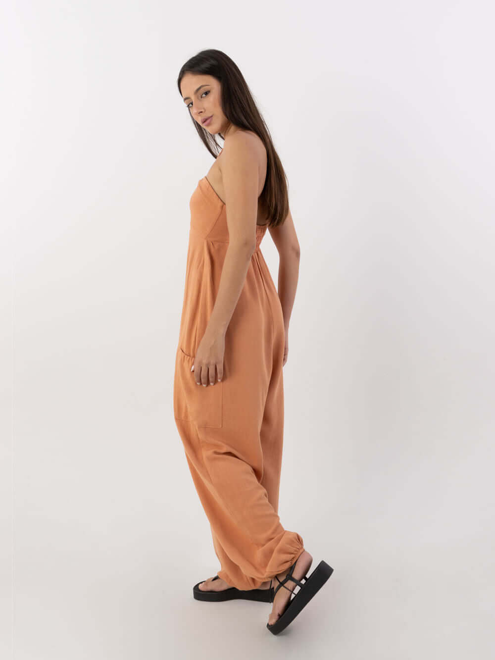 Macacão Ana na cor coral, modelo confortável da marca Greenish, ideal para looks casuais e femininos.