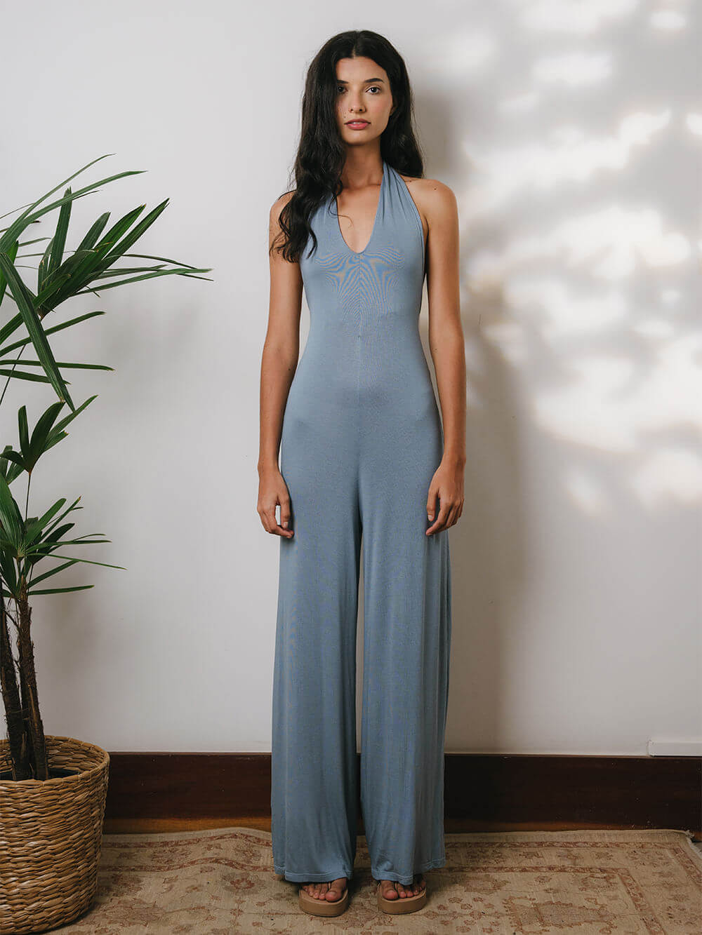 Macacão Bettah cinza da marca Greenish, com decote em V e costas nuas, elegante e fluido.