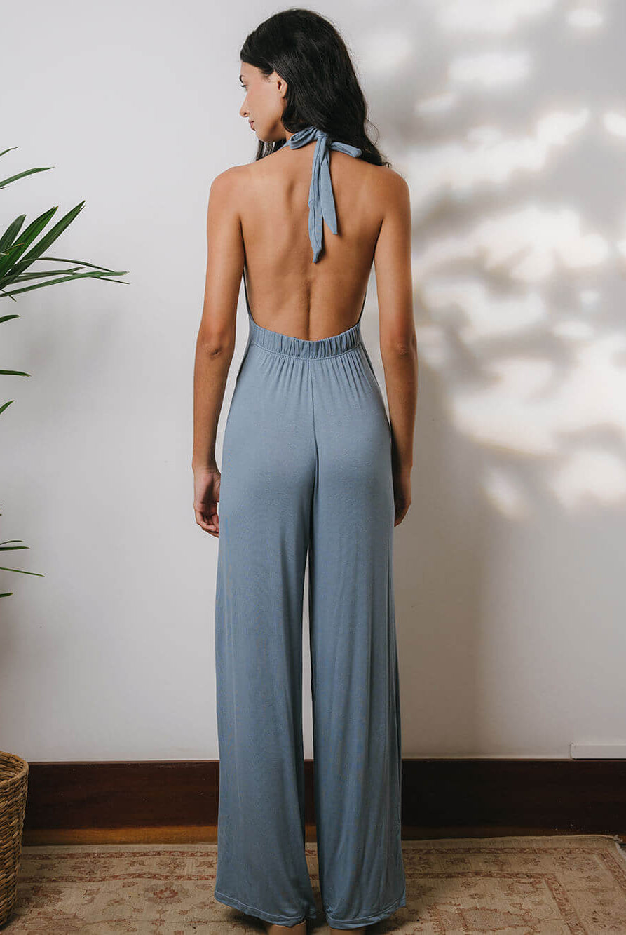 Macacão Bettah cinza da Greenish, estiloso com decote em V, amarração e costas nuas, ideal para um look elegante e confortável.