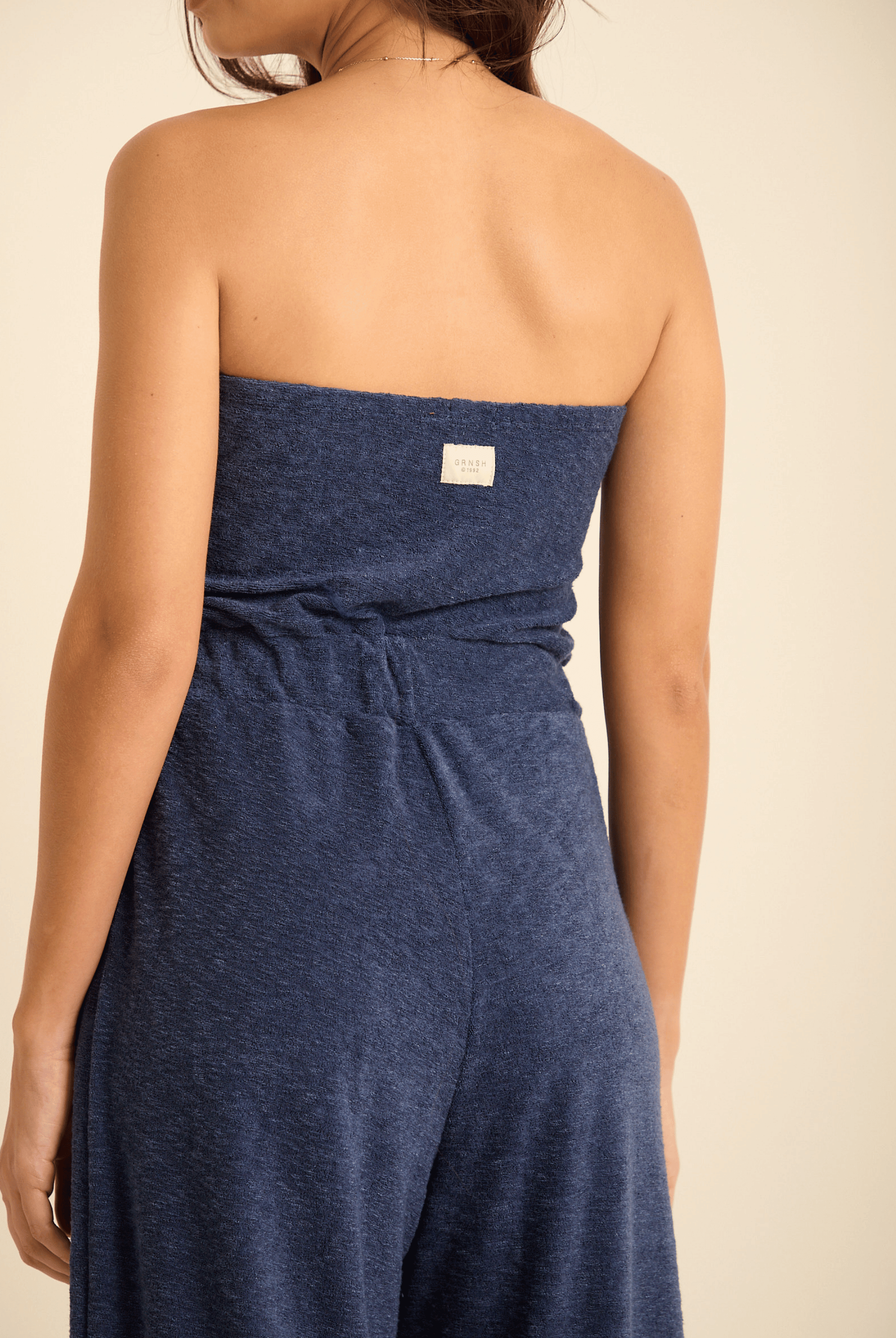 Macacão Elvira Azul da marca Greenish, com caimento soltinho e detalhe nas costas, ideal para looks modernos.