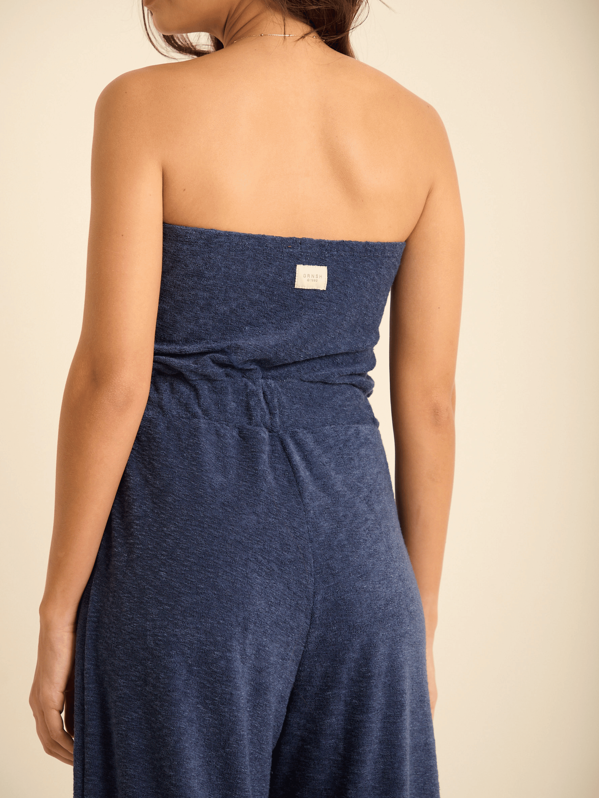 Macacão Elvira Azul da marca Greenish, com caimento soltinho e detalhe nas costas, ideal para looks modernos.