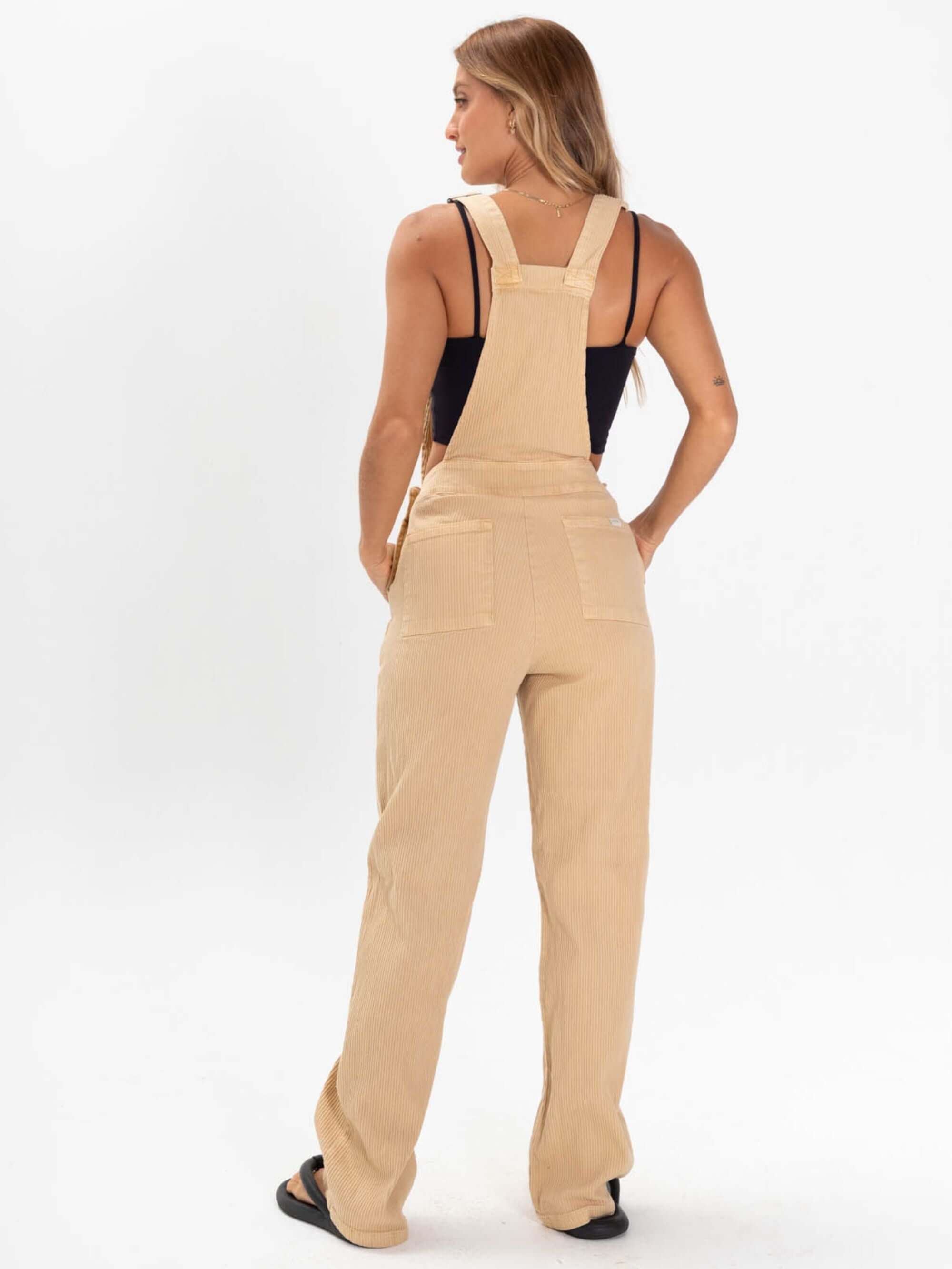 Macacão Jardineira Suy da Greenish, cor amarelo claro, vista traseira, estiloso e confortável, perfeito para o dia a dia.