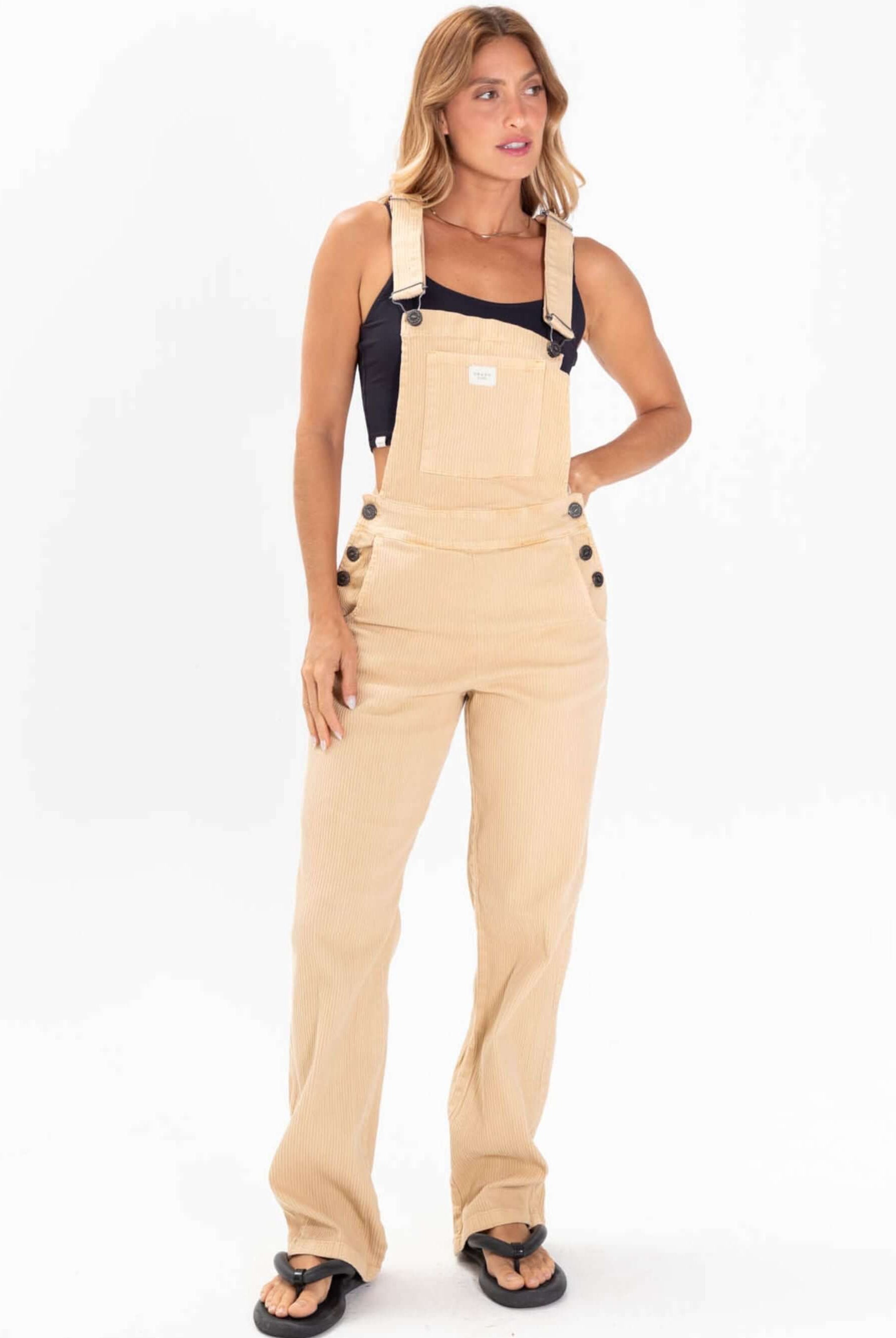 Macacão Jardineira Suy Amarelo Claro da Greenish, estilo moderno com conforto e praticidade para o dia a dia.