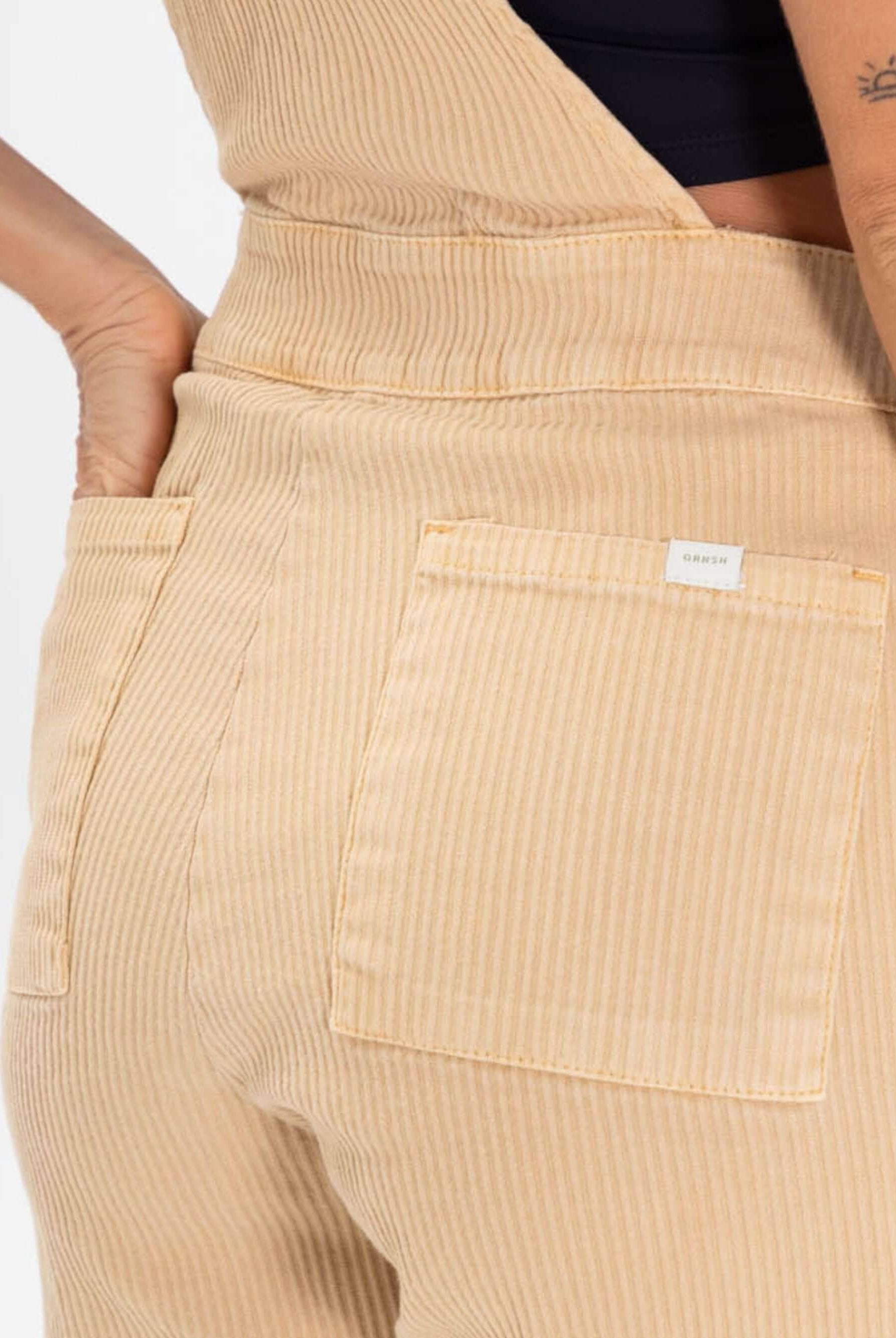 Detalhe do Macacão Jardineira Suy da Greenish, em algodão, com bolsos e caimento soltinho, estilo moderno e confortável.