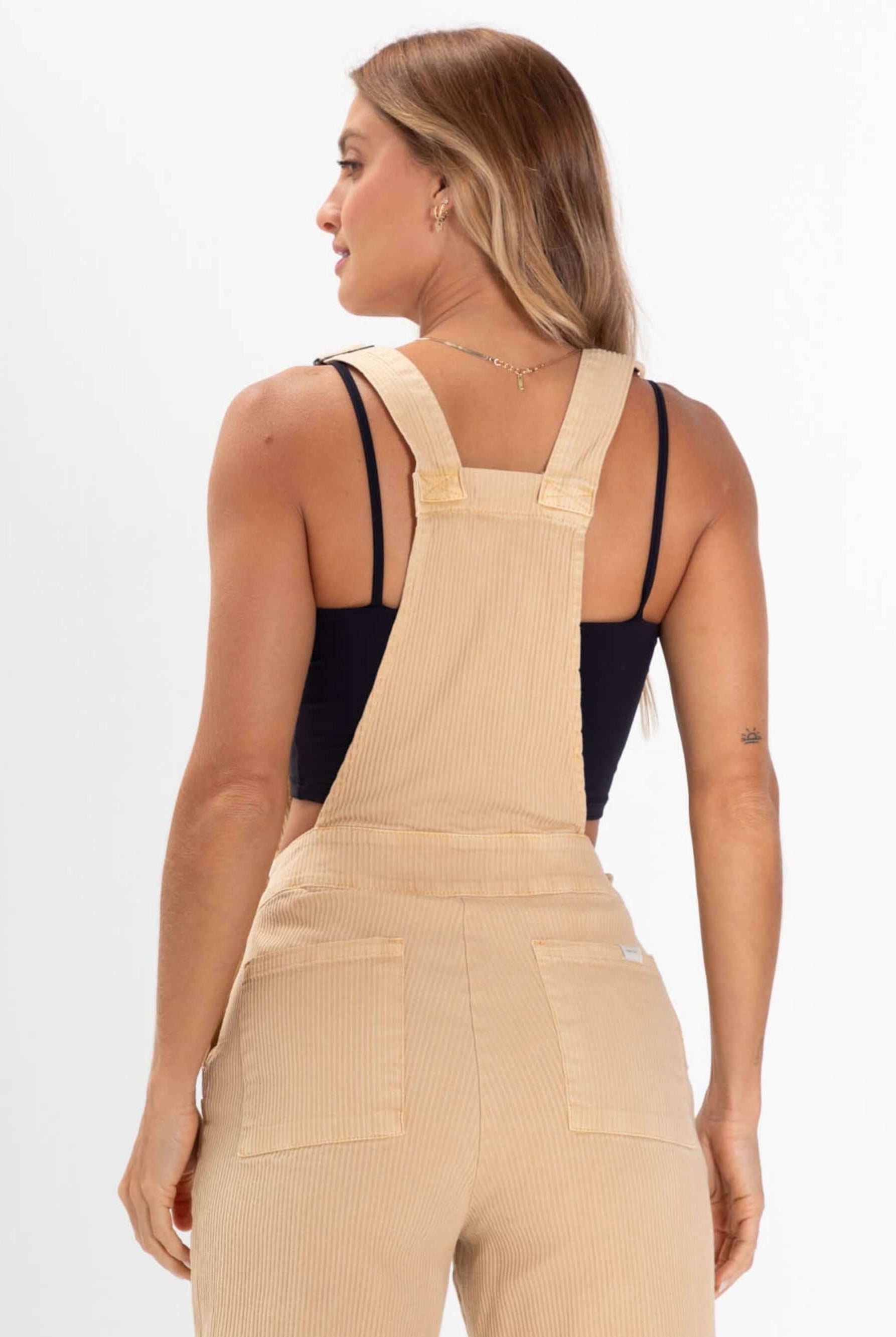 Macacão Jardineira Suy - Amarelo Claro da Greenish, com alças reguláveis e caimento confortável.