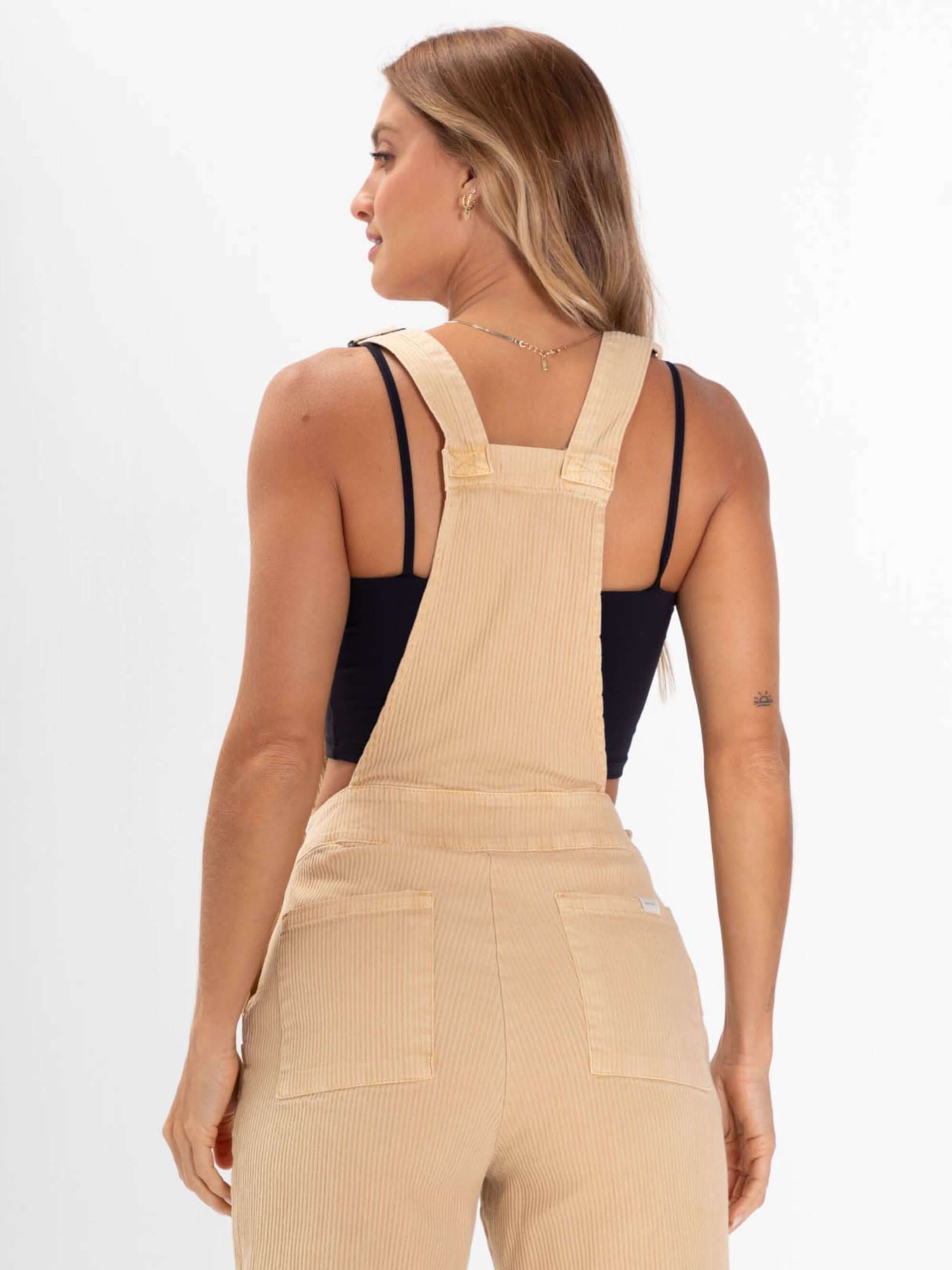 Macacão Jardineira Suy - Amarelo Claro da Greenish, com alças reguláveis e caimento confortável.