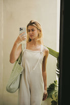 Mulher com Macacão Khay - Natural da Greenish em linho soft, com estilo casual e moderno, perfeita para dias quentes.