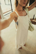 Mulher vestindo o Macacão Khay - Natural da Greenish, em linho suave, ideal para dias quentes e momentos de descontração.