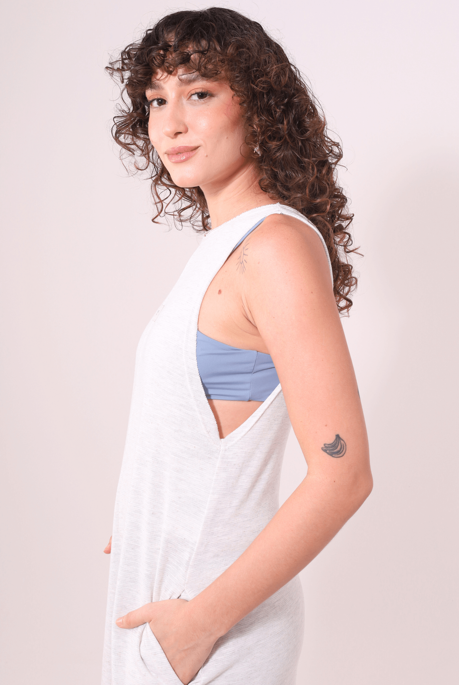 Modelo vestindo Macacão Lais - Natural da Greenish, com modelagem trapézio, cavas profundas e conforto ideal para o verão.