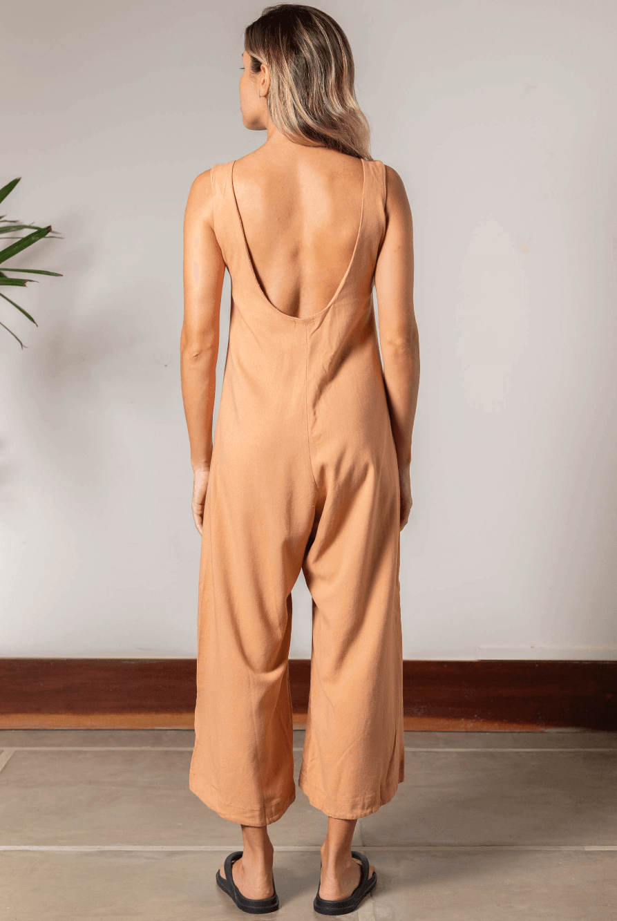 Macacão Lauren coral da Greenish visto de costa, com design elegante e tecido leve.