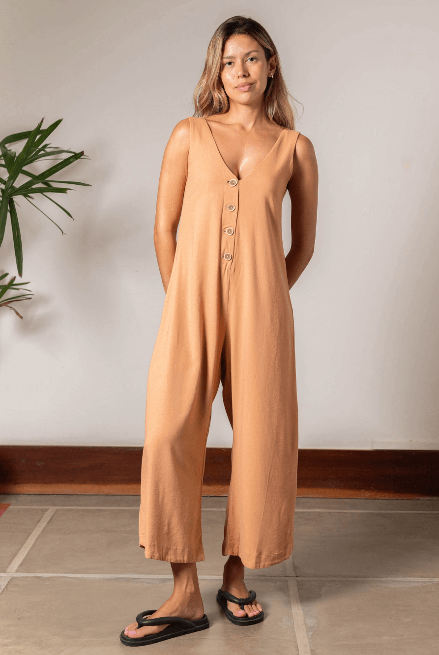 Macacão Lauren Coral da Greenish, composto por botão frontal e tecido leve, ideal para look casual e confortável.