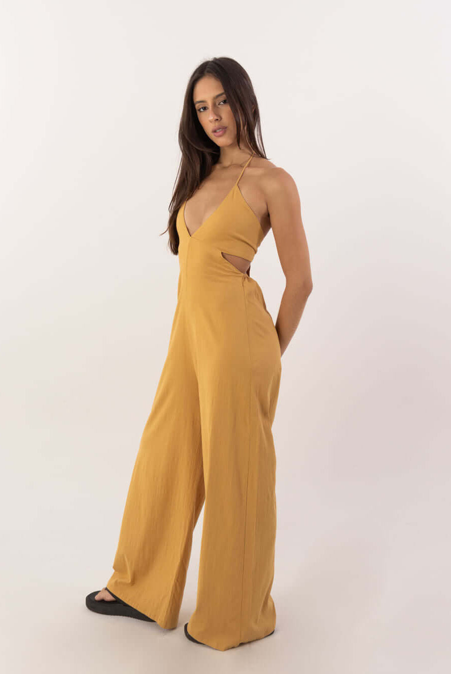 Macacão Longo Alyssa Beige da Greenish, com decote em V e recorte lateral, estilo e conforto para qualquer ocasião.