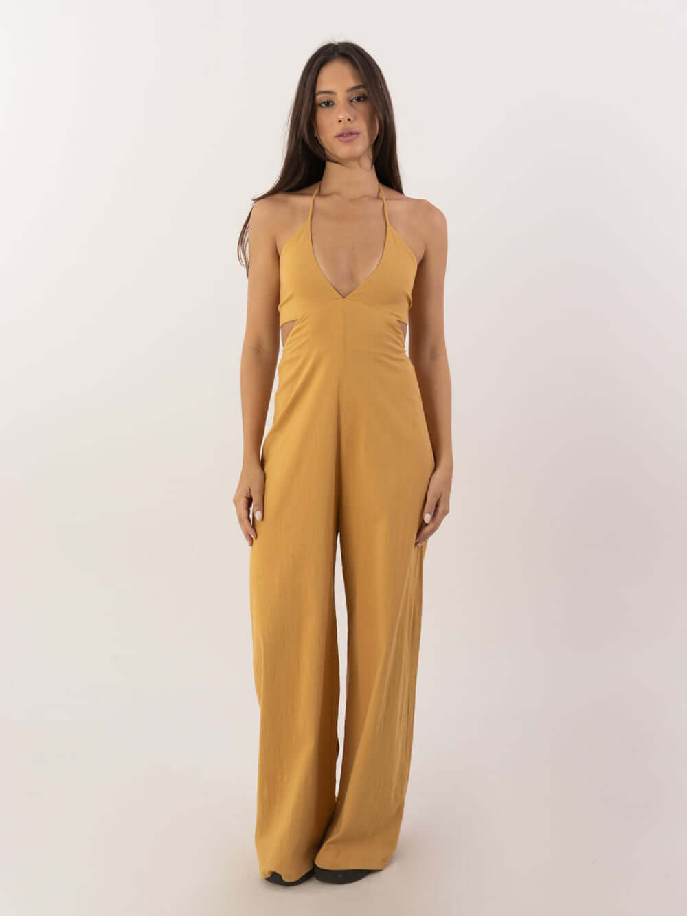 Macacão Longo Alyssa bege da Greenish, com decote em V e amarração nas costas, perfeito para um look estiloso.