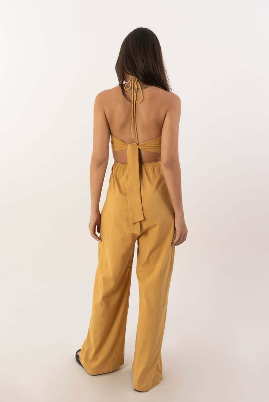 Macacão Longo Alyssa bege da Greenish, com amarração nas costas e design estiloso para um look versátil e confortável.