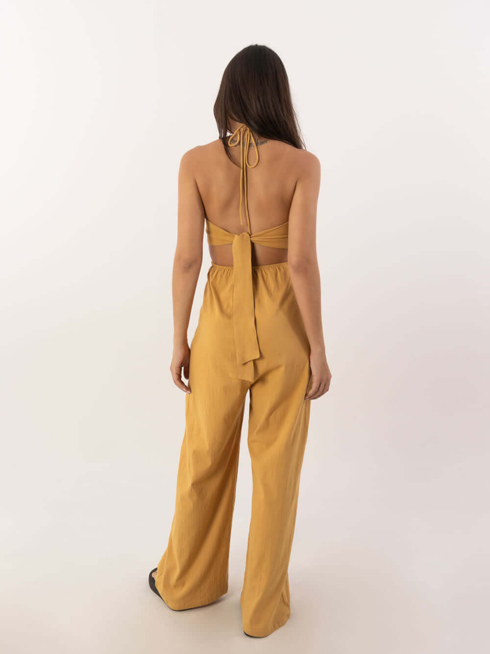 Macacão Longo Alyssa bege da Greenish, com amarração nas costas e design estiloso para um look versátil e confortável.