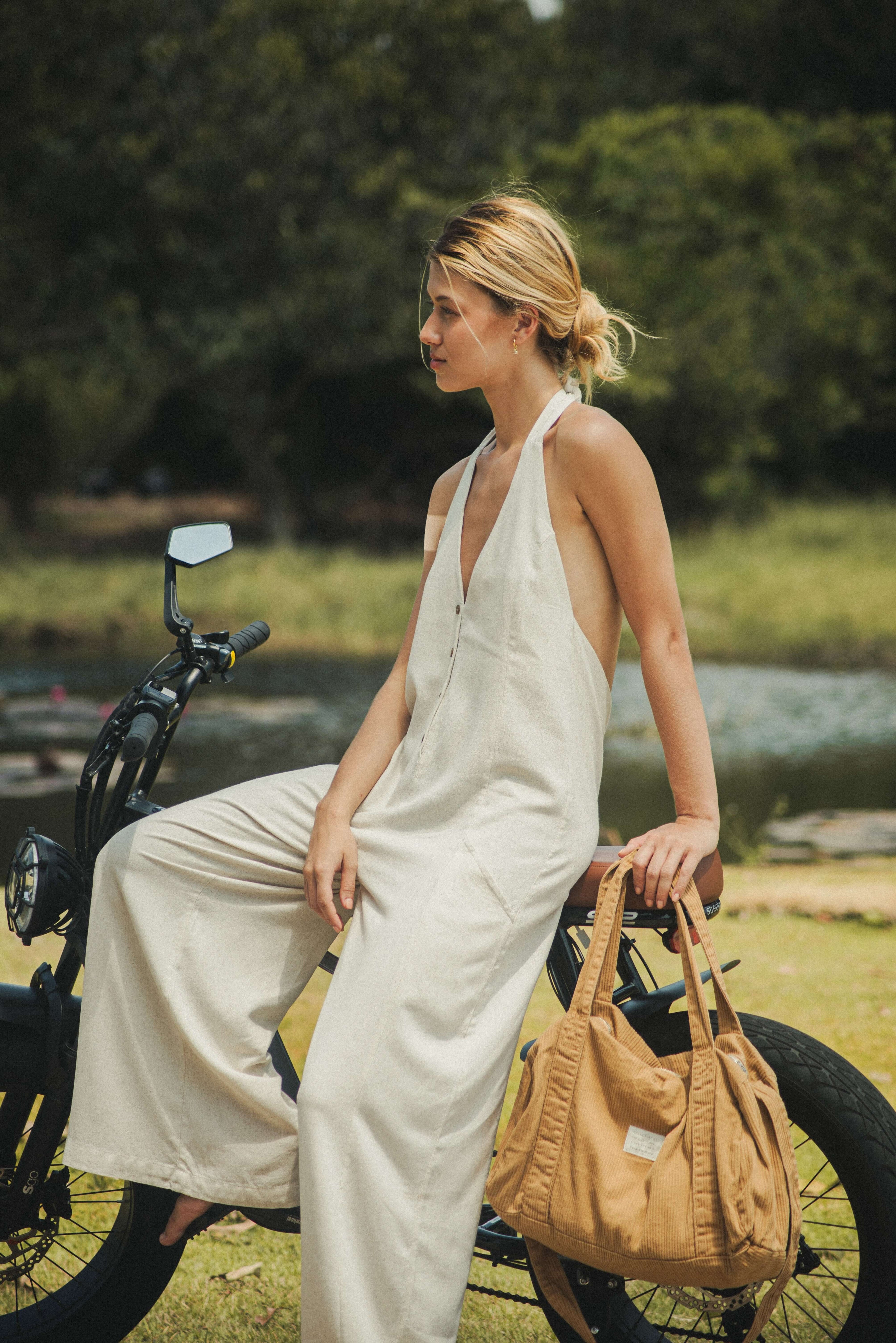 Macacão Longo Gaia - Natural em linho, modelo trapezio, fresco e suave, marca Greenish, ideal para estilo leve e prático.