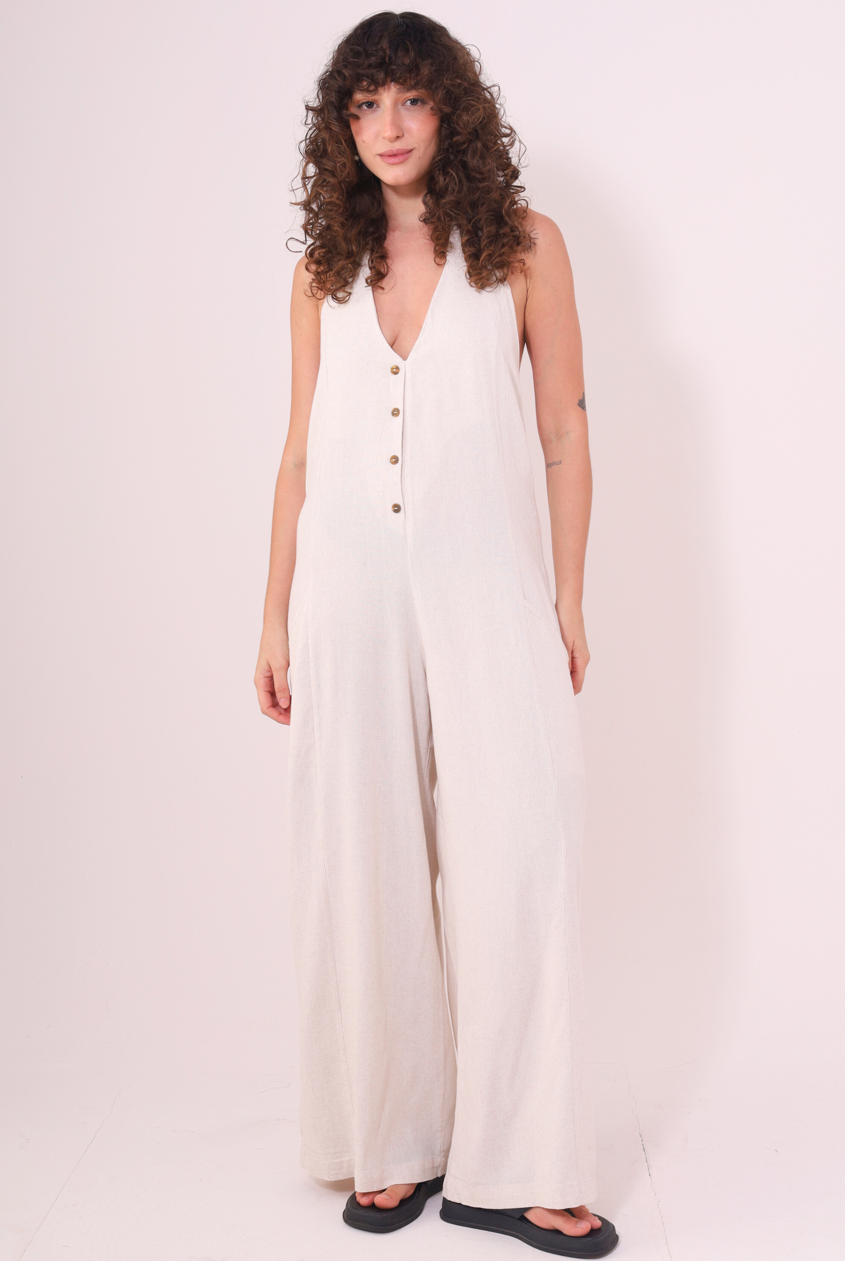 Macacão Longo Gaia - Natural em linho leve Greenish, decote halter, botões decorativos, perfeito para um look casual e confortável.