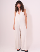 Macacão Longo Gaia - Natural em linho leve Greenish, decote halter, botões decorativos, perfeito para um look casual e confortável.