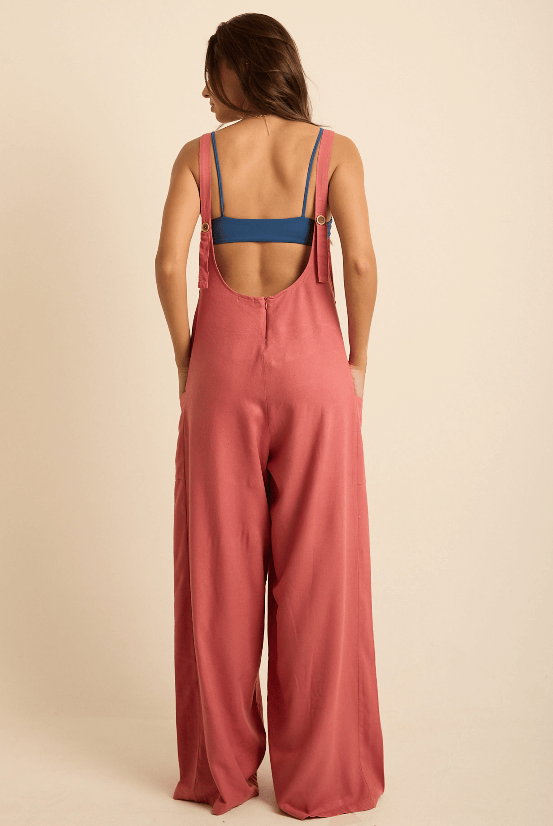 Macacão Luna da Greenish, em telha, com decote nas costas e caimento soltinho, ideal para o dia a dia.